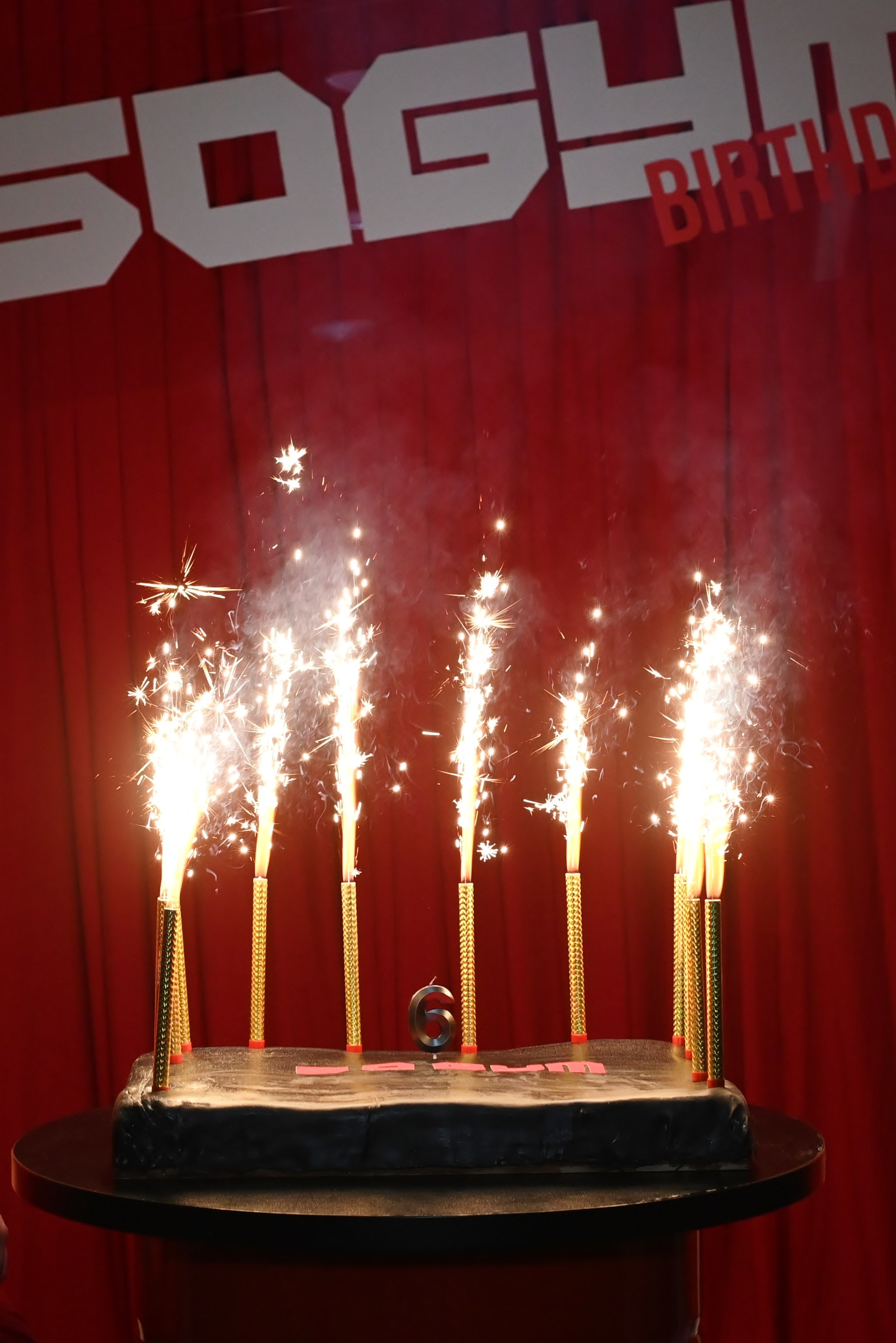 Торт с горящими фонтанами