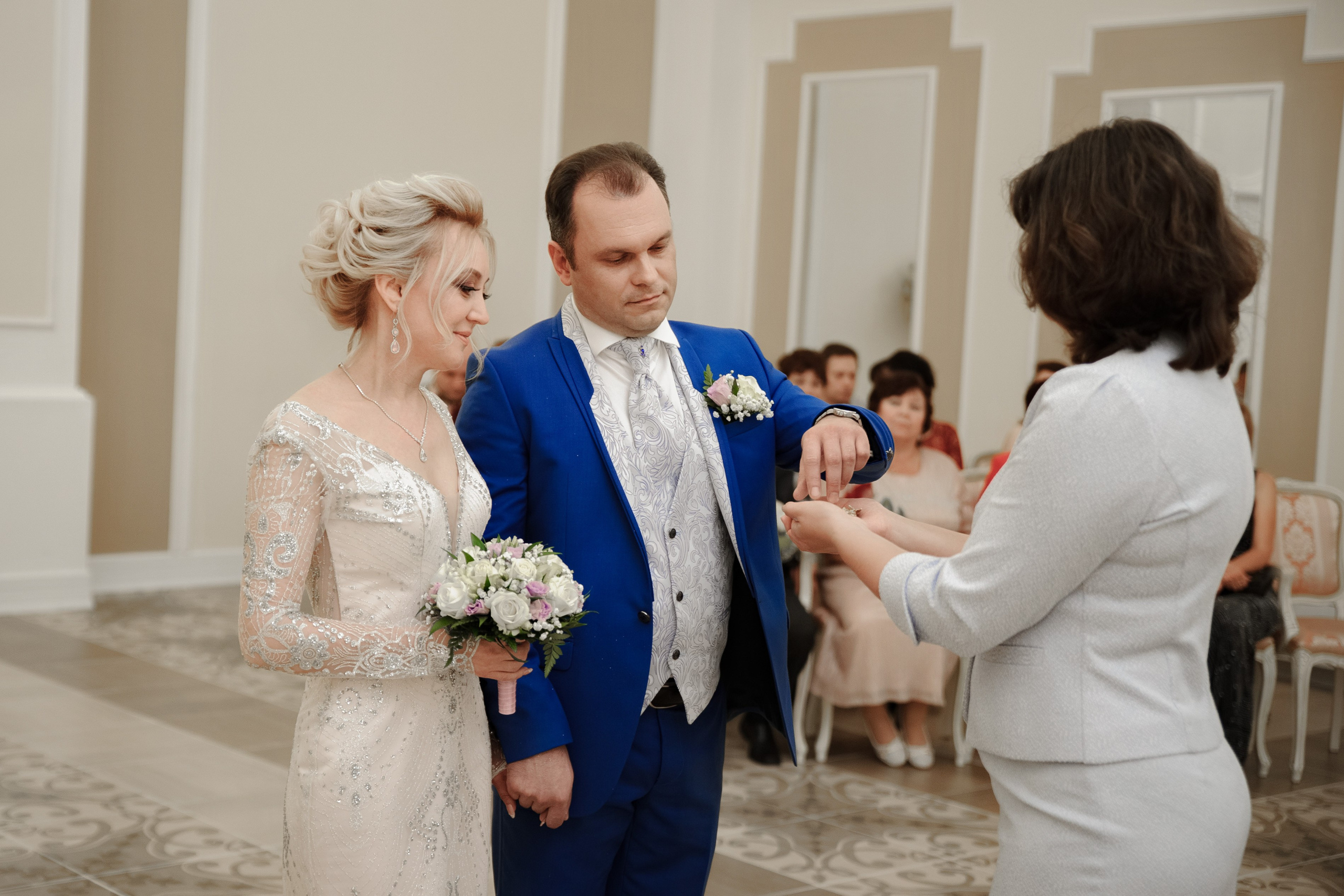 Профессиональный свадебный фотограф на свадебную фотосъёмку в загс Калининского района на ул Верности.