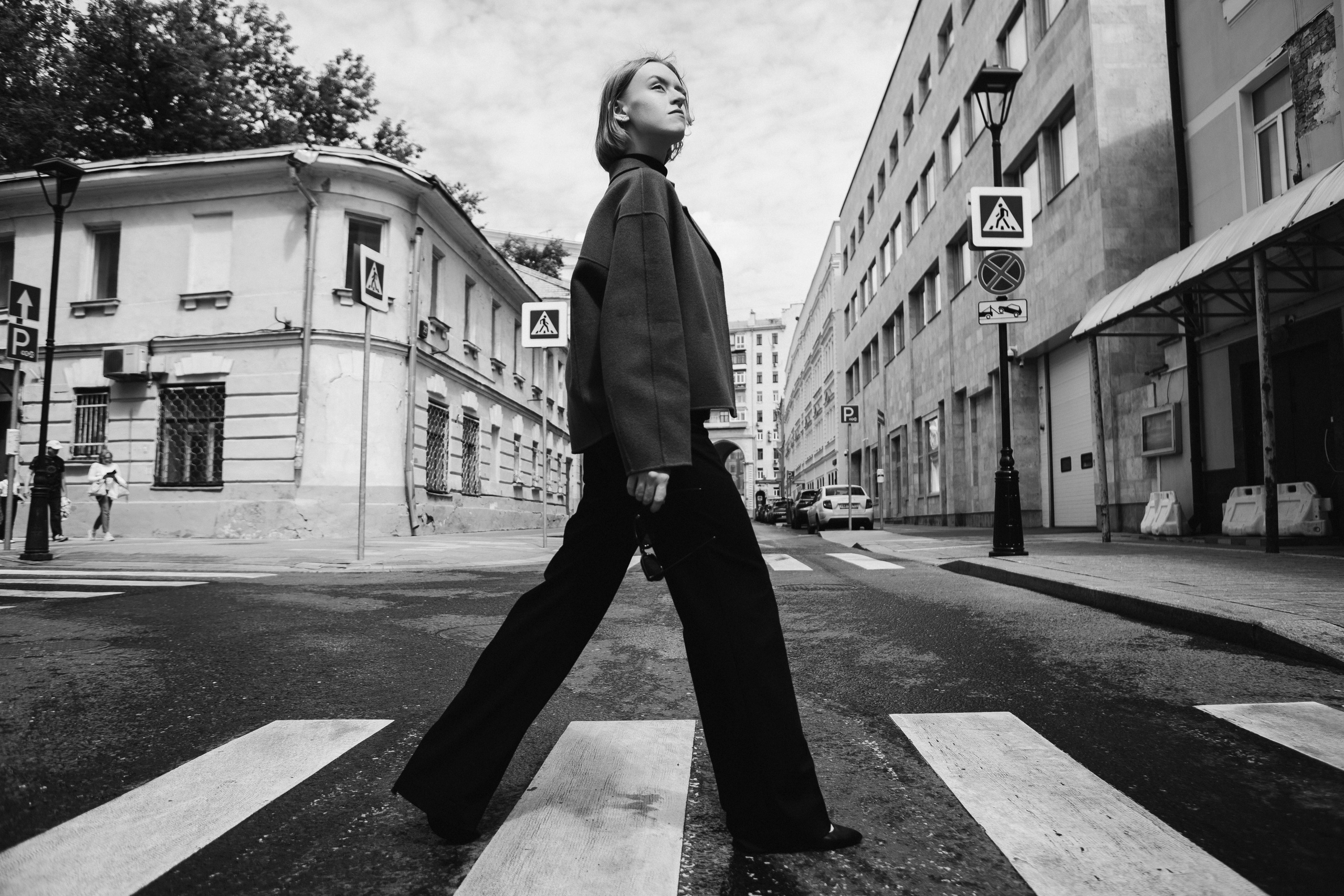 Женский портрет в строгом стиле на фоне старинных улиц Москвы, фотограф