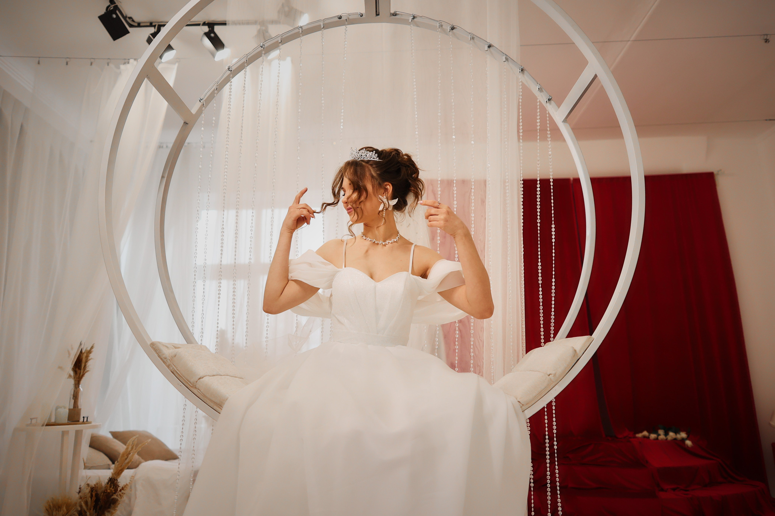 белые качели и невеста