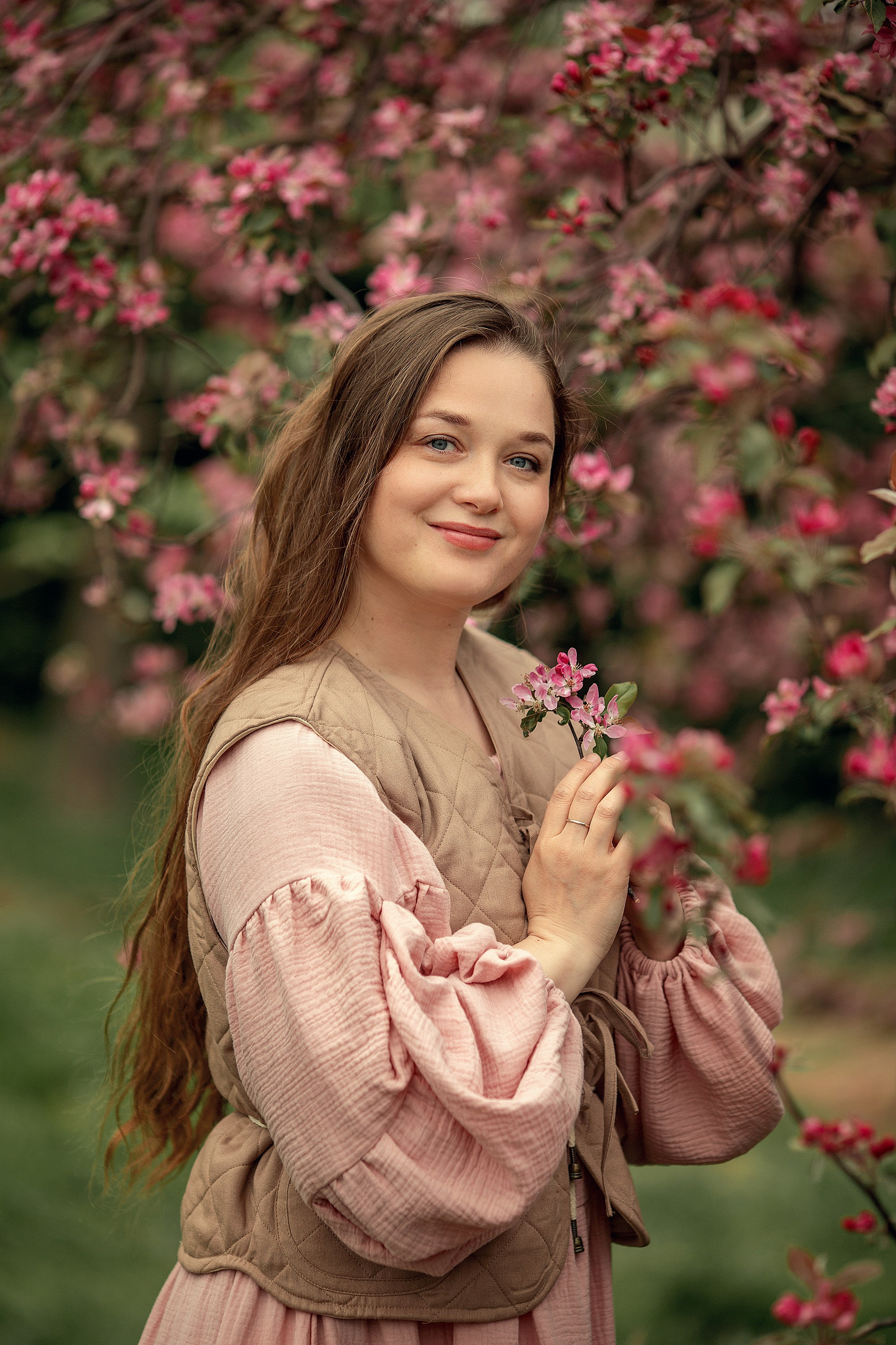 Искренняя семейная фотоистория в цветущем саду. Tatyana Nadezhdina Family photographer