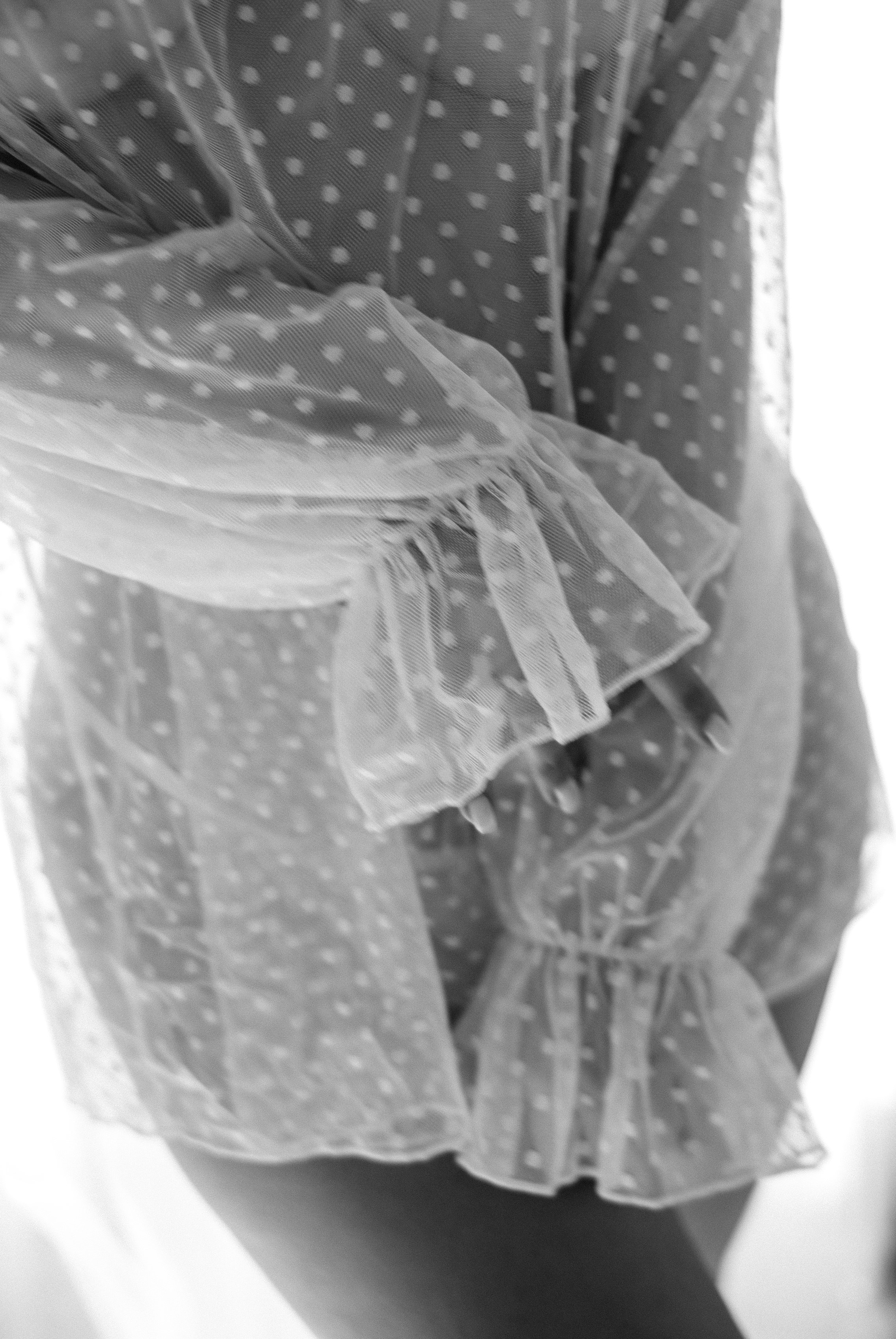 Девушка в прозрачном платье