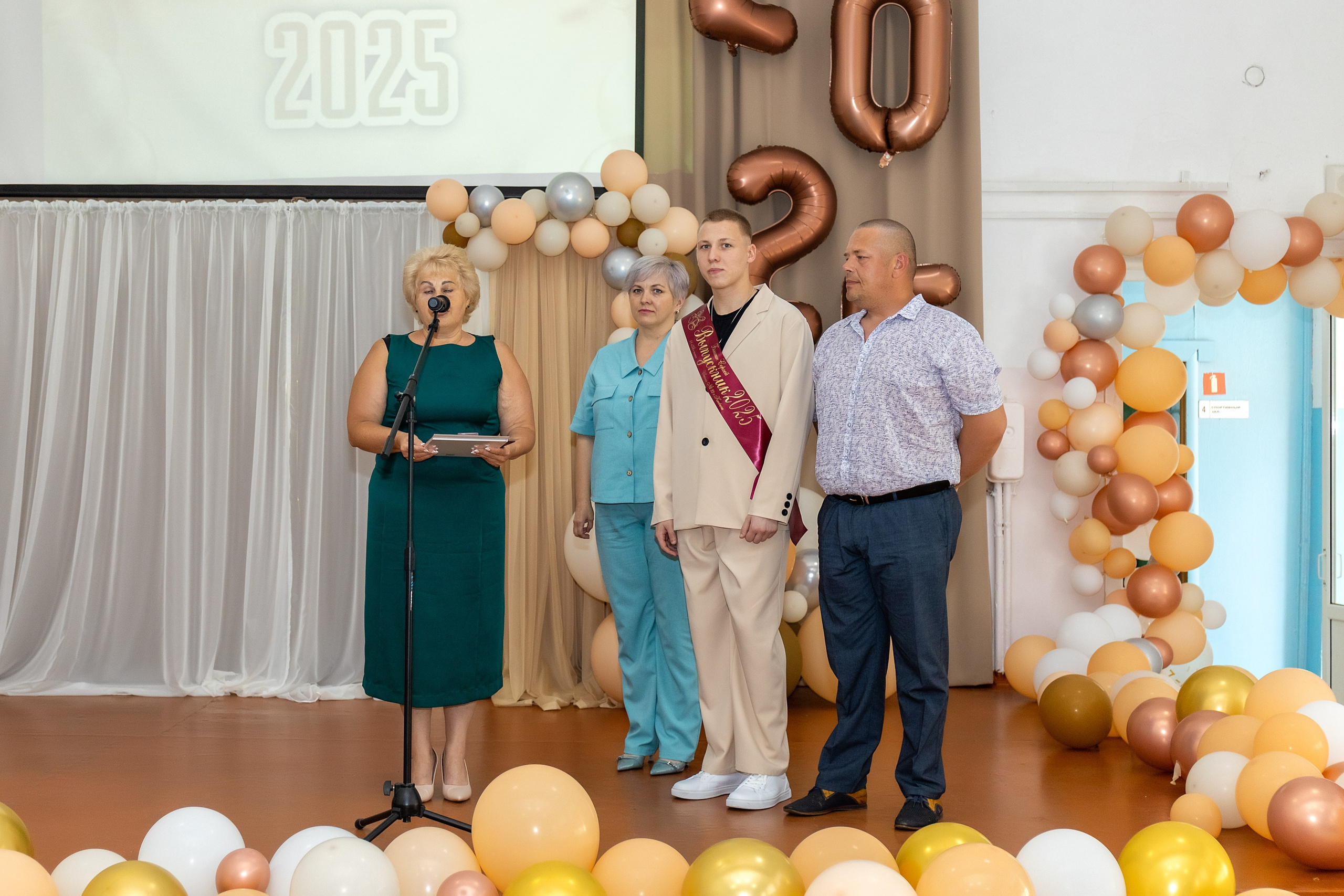 Выпускной. Школа 22, 11 класс. Стильный выпускной альбом Владивосток фотограф Вероника Мигачева