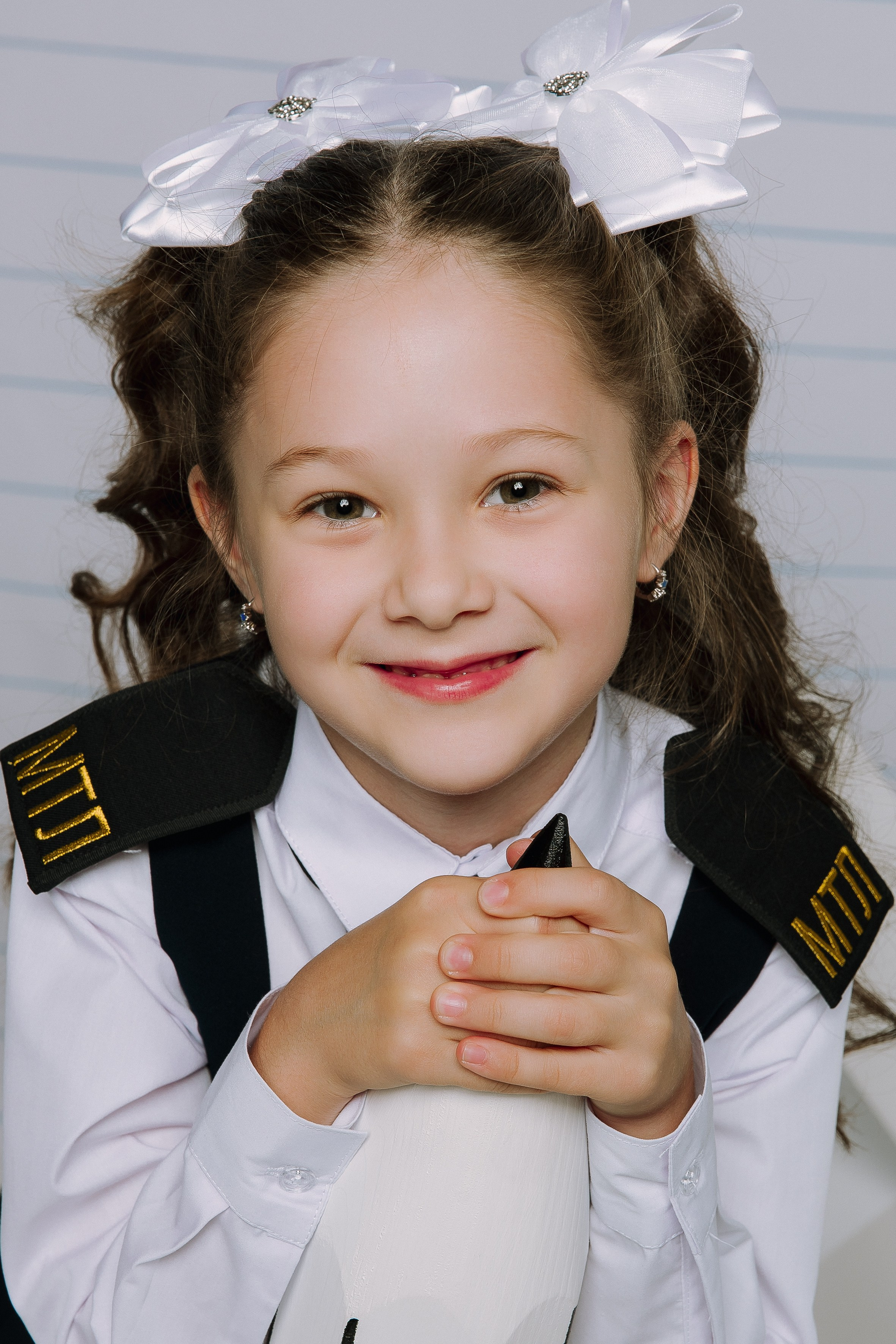 Студия- Портреты начальная школа (С реквизитом). Выпускные альбомы Натальи Бутко: Новороссийск, Анапа, Геленджик