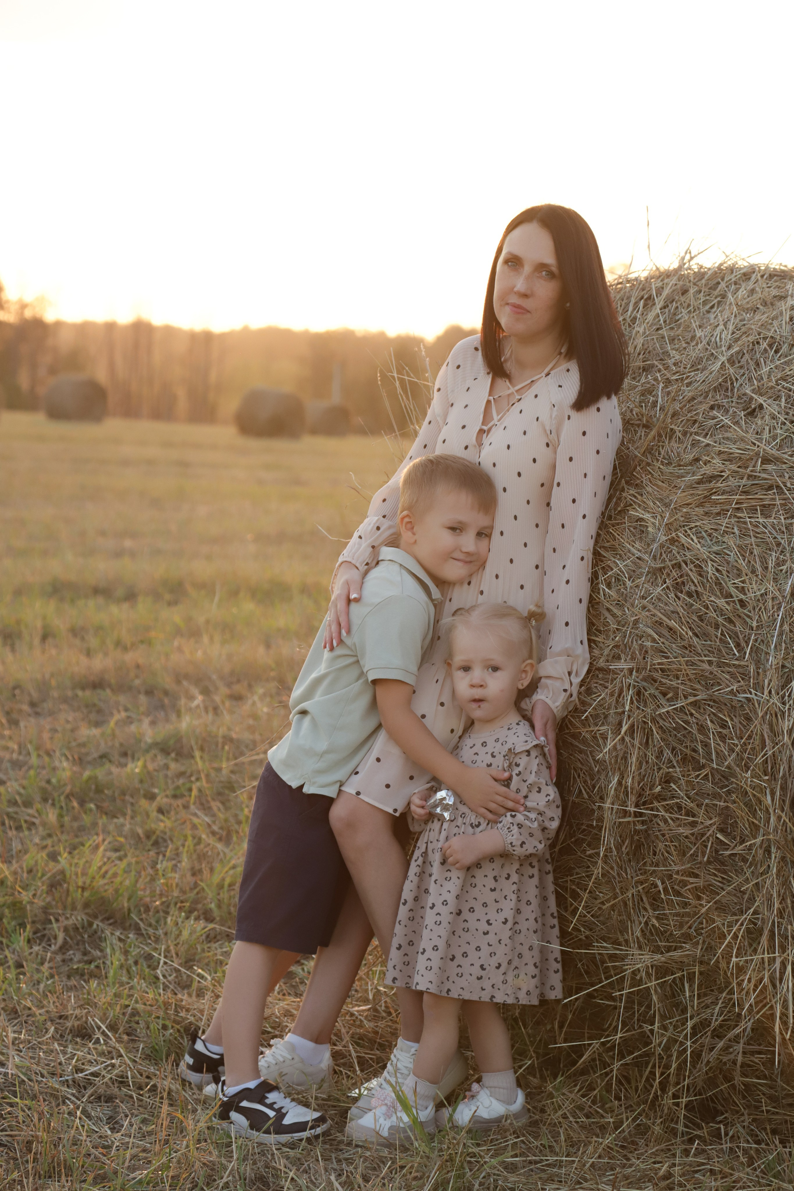 Мама с детьми в поле стога. Диана Николаева — фотограф город Балашиха