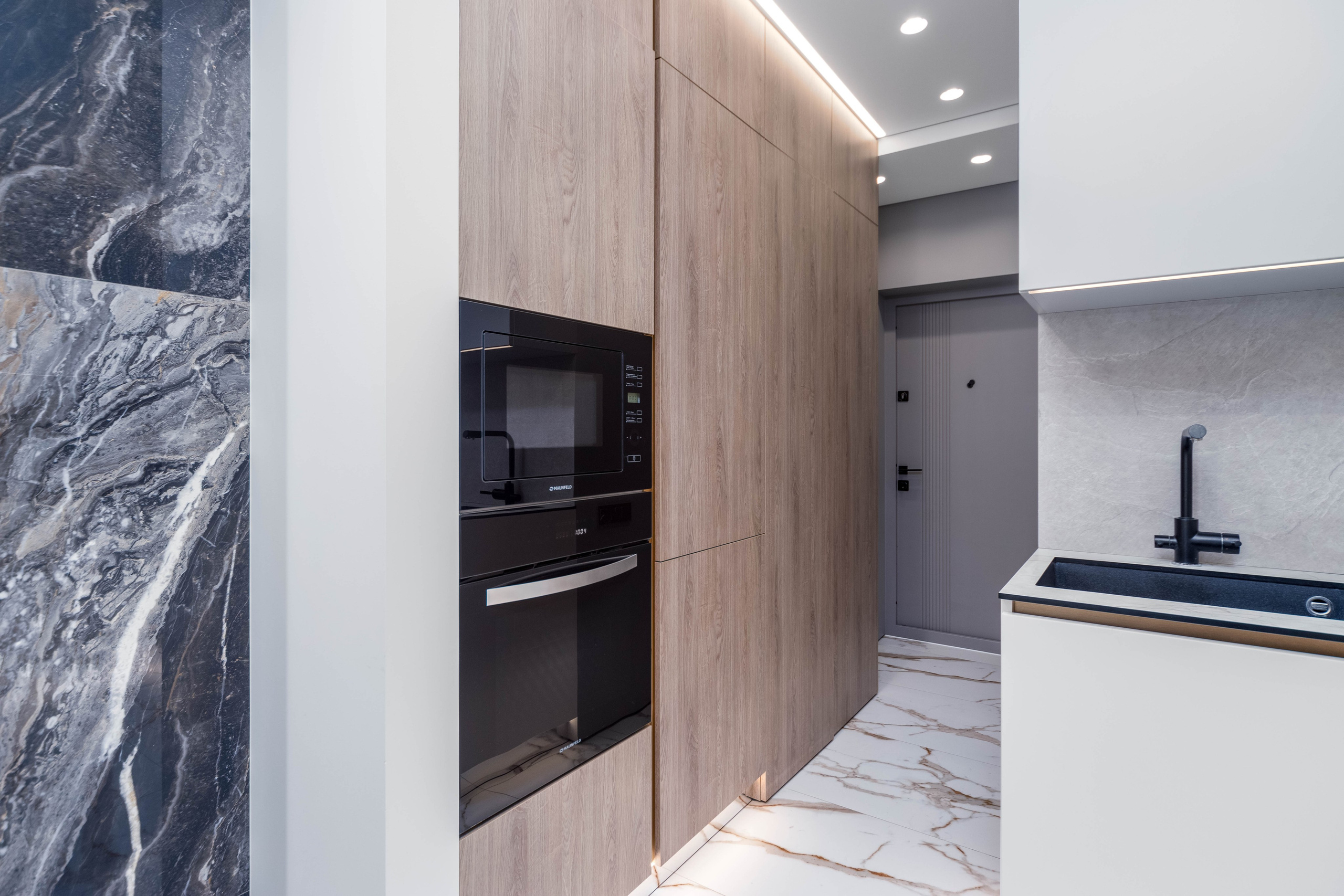 Фото интерьера системы хранения в кухне-гостиной