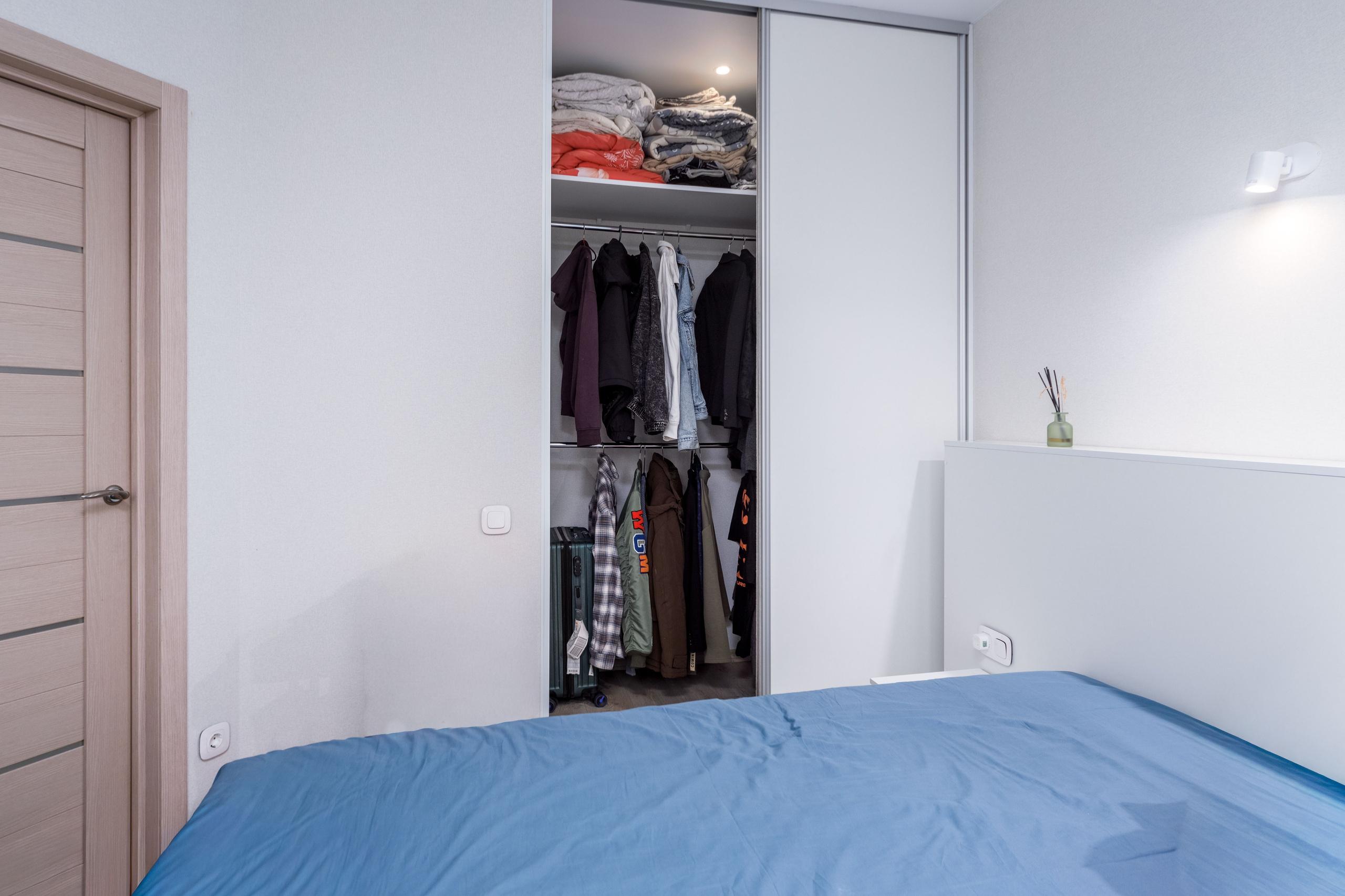 Гардероб в мастер-спальне в трехкомнатной квартире в Минск Мир