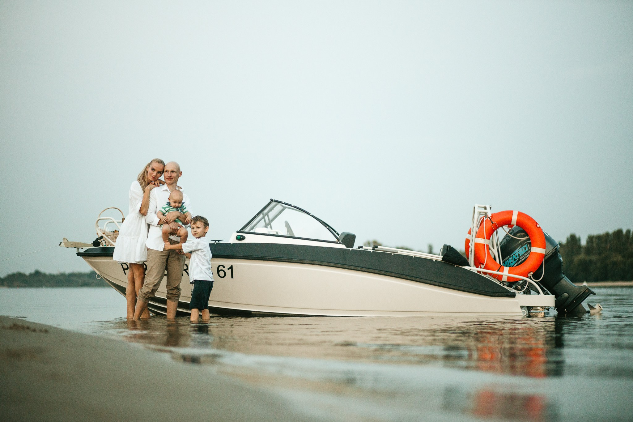 Семейная фотосессия династии Бегма: Съемка у катера на Дону. Семейный и свадебный фотограф Ростове-на-Дону