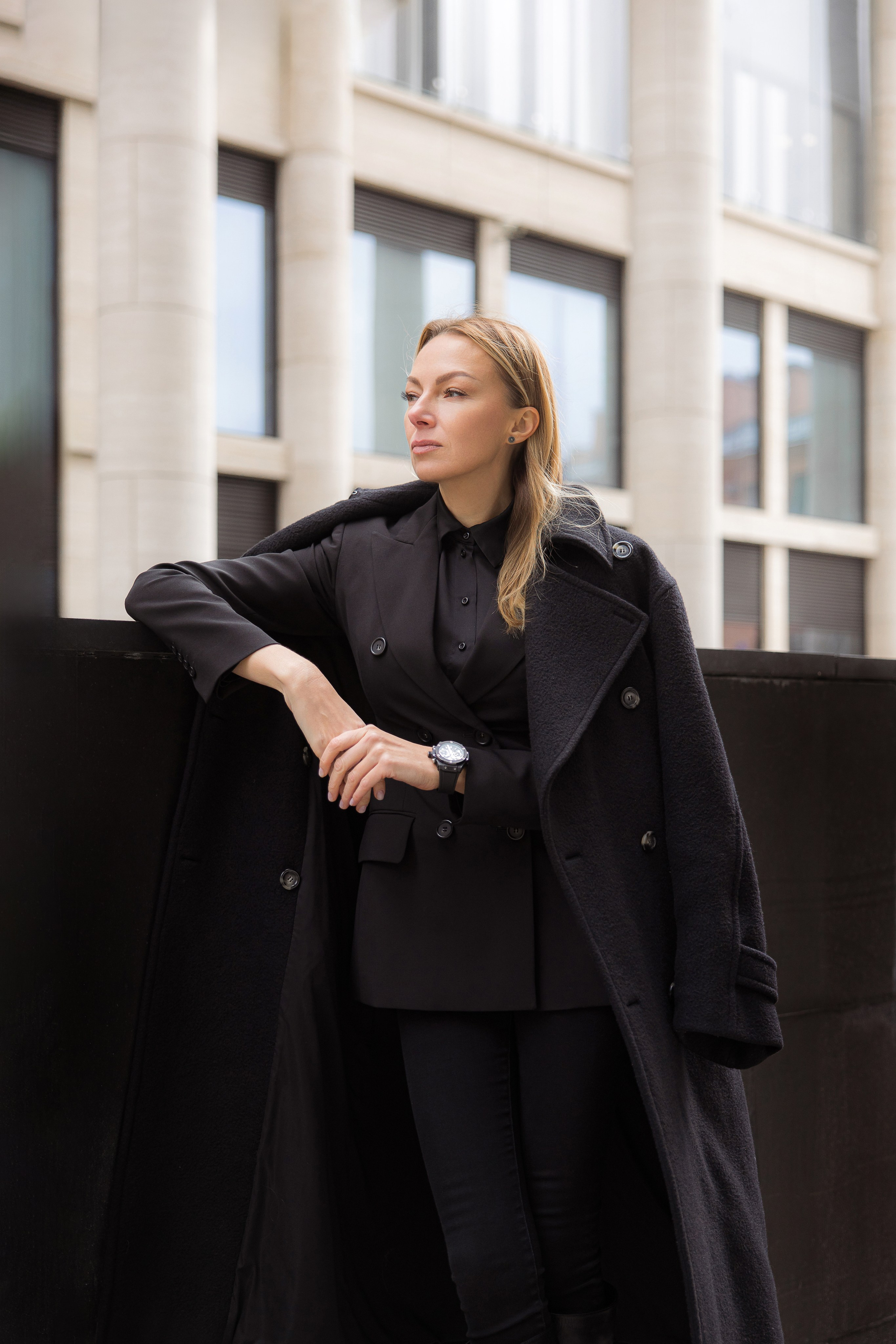 Деловой портрет девушки в черном на улице