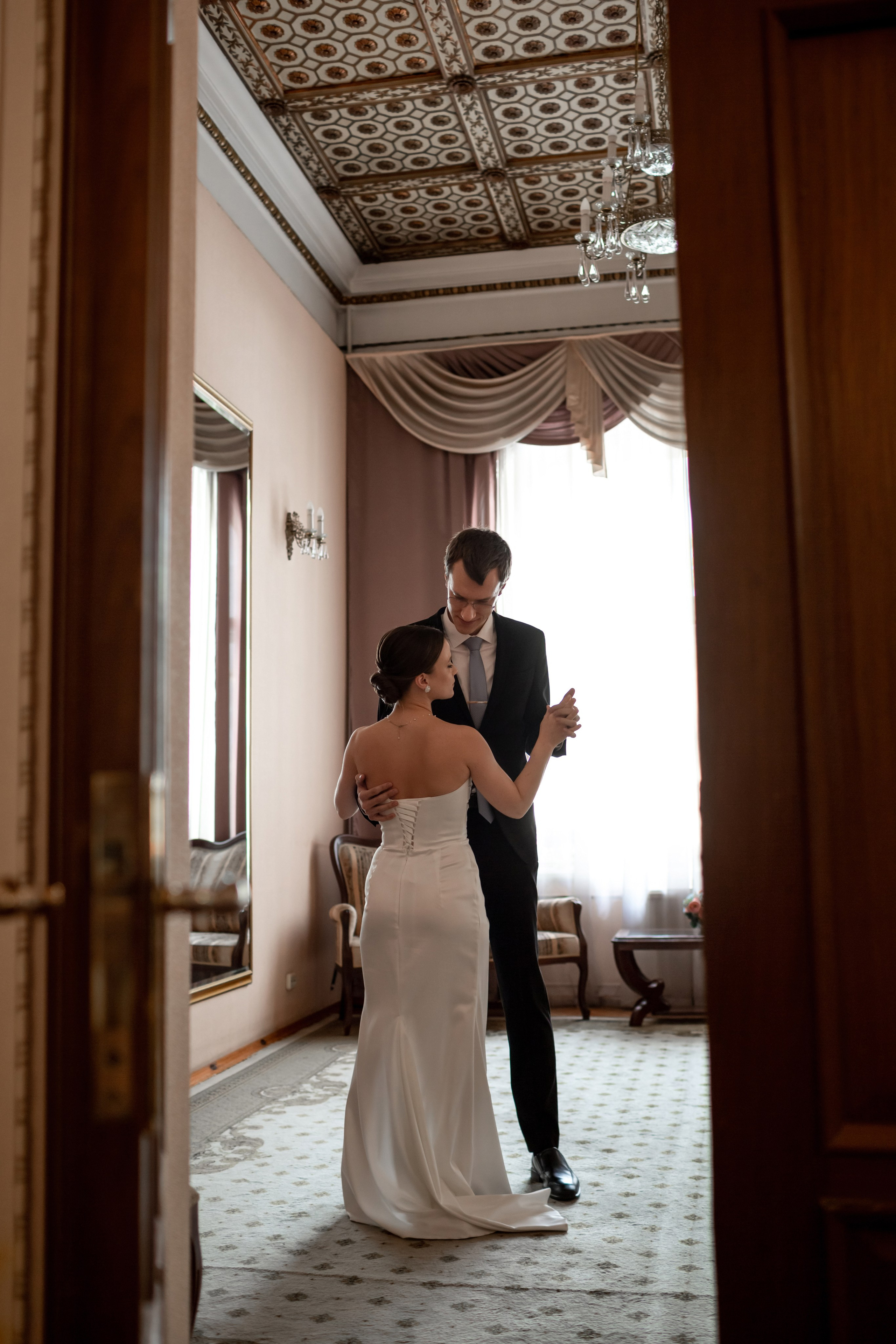 Свадебная фотосессия в Петроградском районе. Свадебный фотограф Кирилл Белый