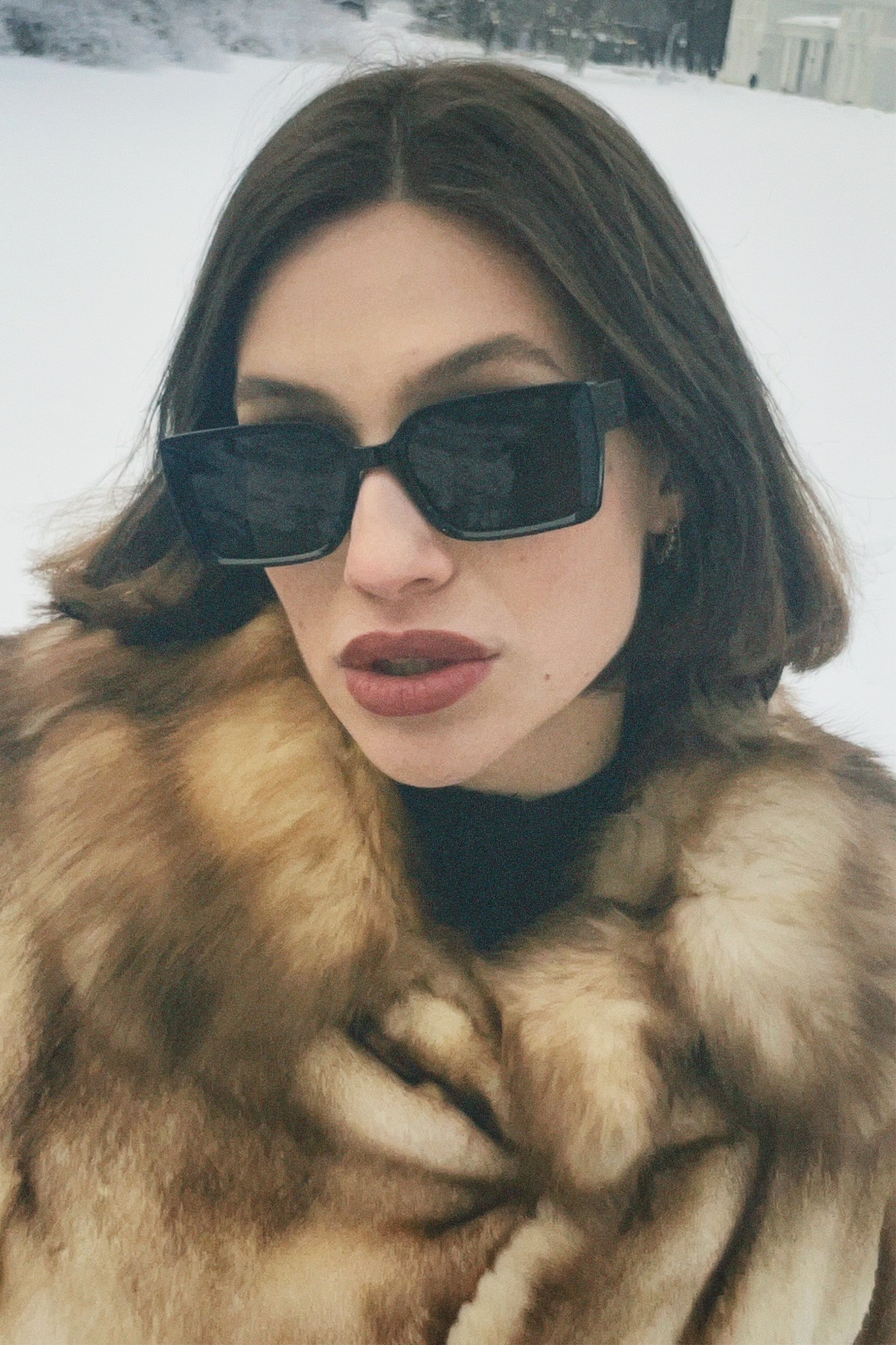 Портрет девушки в шубе и солнечных очках