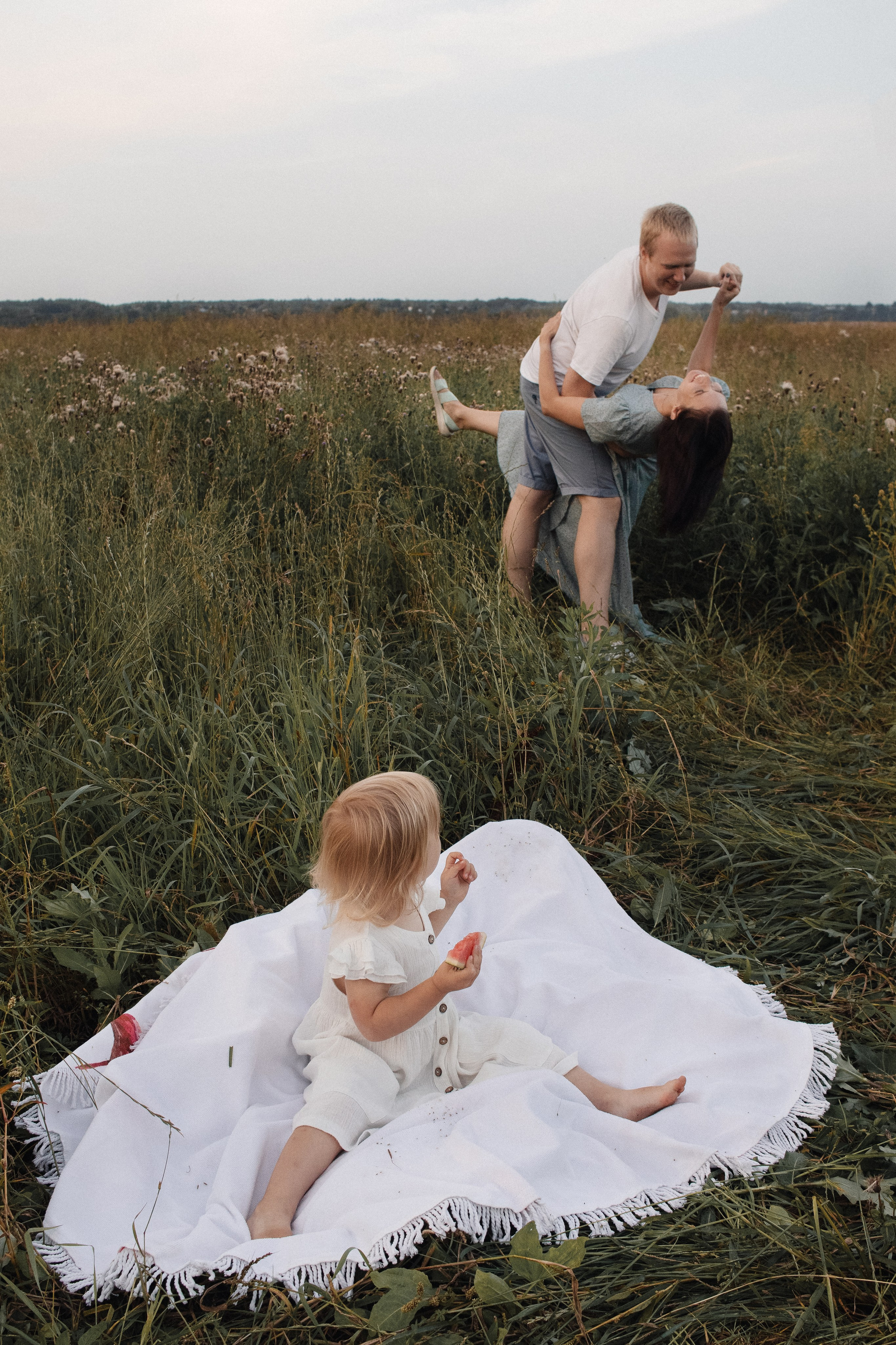 Семейная фотосессия в поле. Портретный фотограф Москва