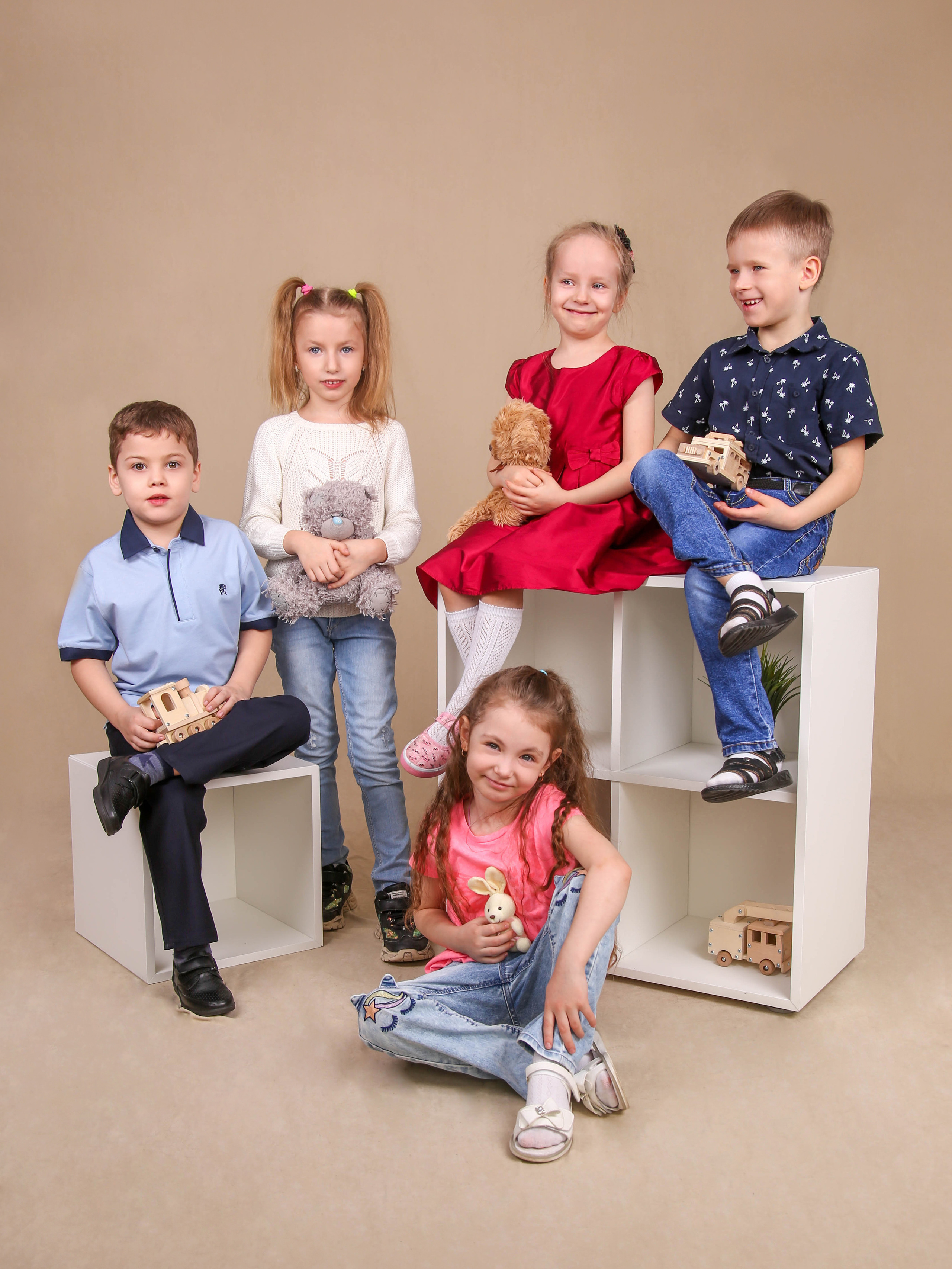 Команда фотостудии Fotobook. Выпускные альбомы в Тюмени для школ, садов, вузов спортивных секций