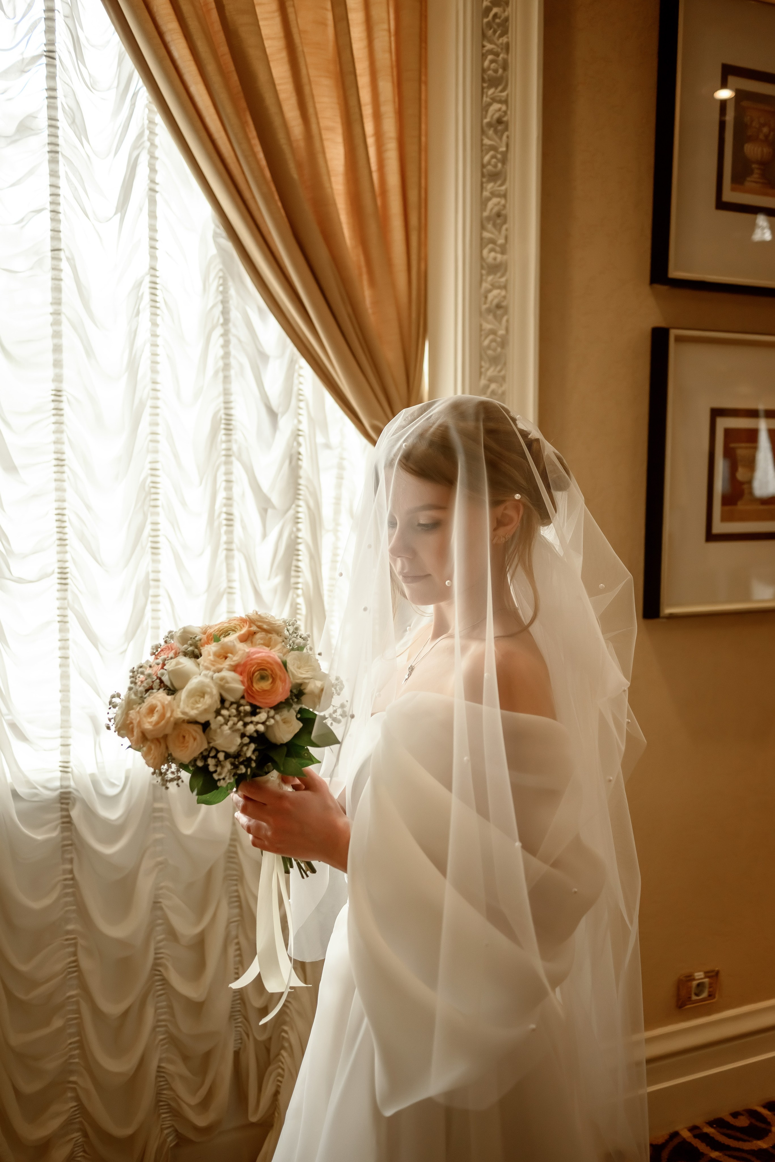 Свадебная прогулка в центе города. Юлия Басня семейный и свадебный фотограф в Донецке