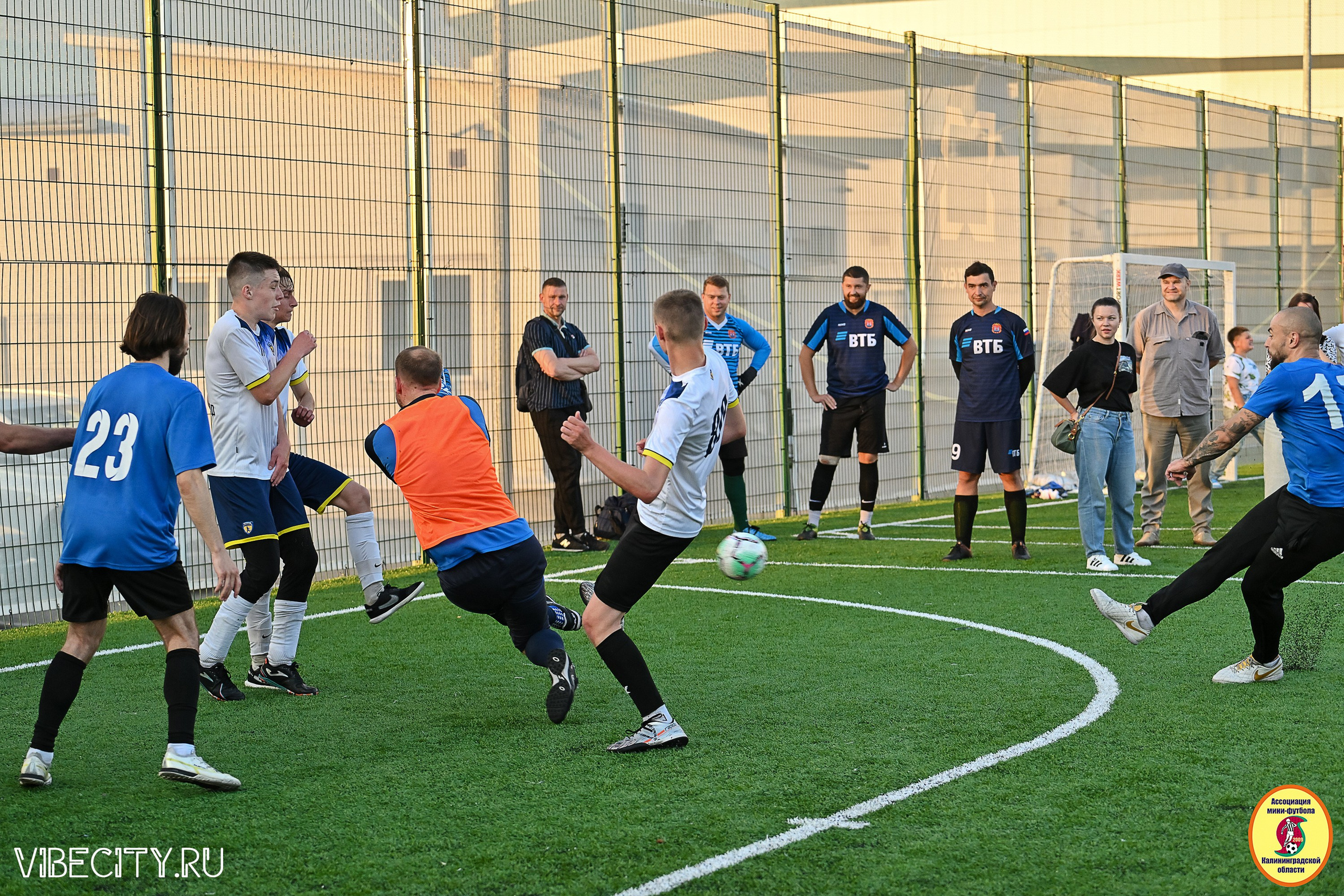 ИГРЫ МИНИ-ФУТБОЛЬНОЙ И КОРПОРАТИВНОЙ ЛИГИ. VIBECITY.RU Вайб Сити Ру Фоторепортажи Фотоотчеты Калининград