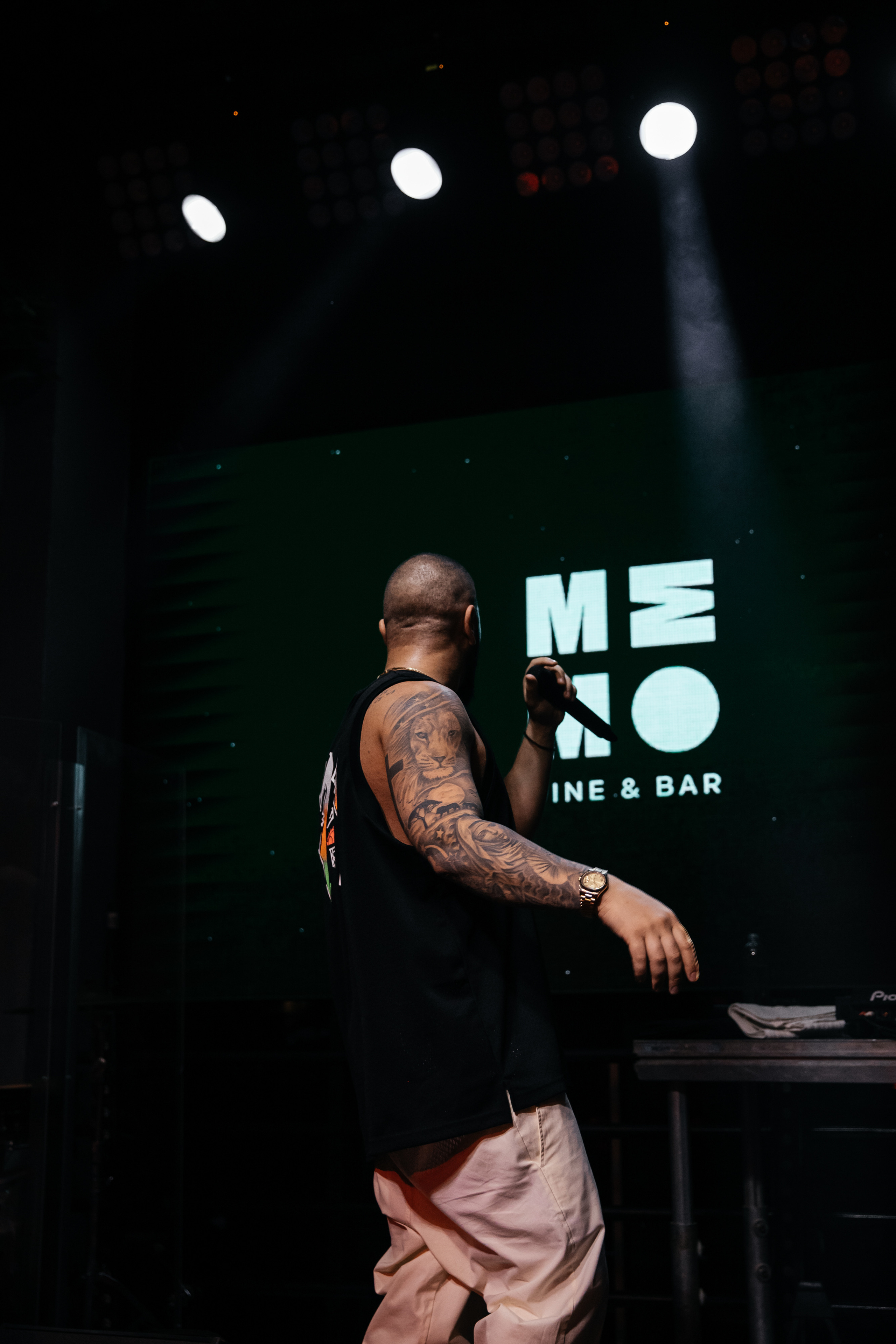 Клубный концерт Артема Качера в МЕМО dine& bar Moscow в Москве. «Птичка на проводе»: информационный портал в Москве