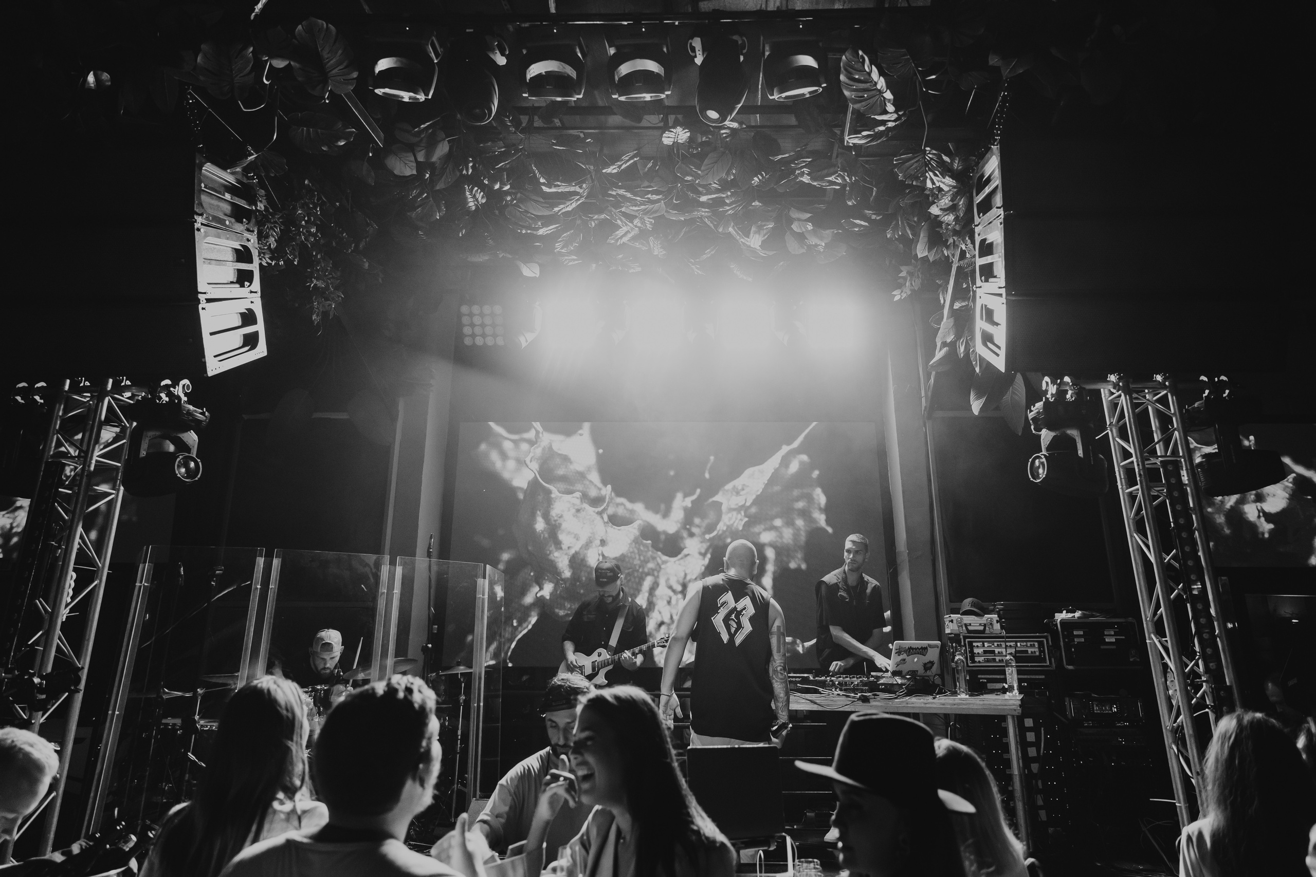 Клубный концерт Артема Качера в МЕМО dine& bar Moscow в Москве. «Птичка на проводе»: информационный портал в Москве