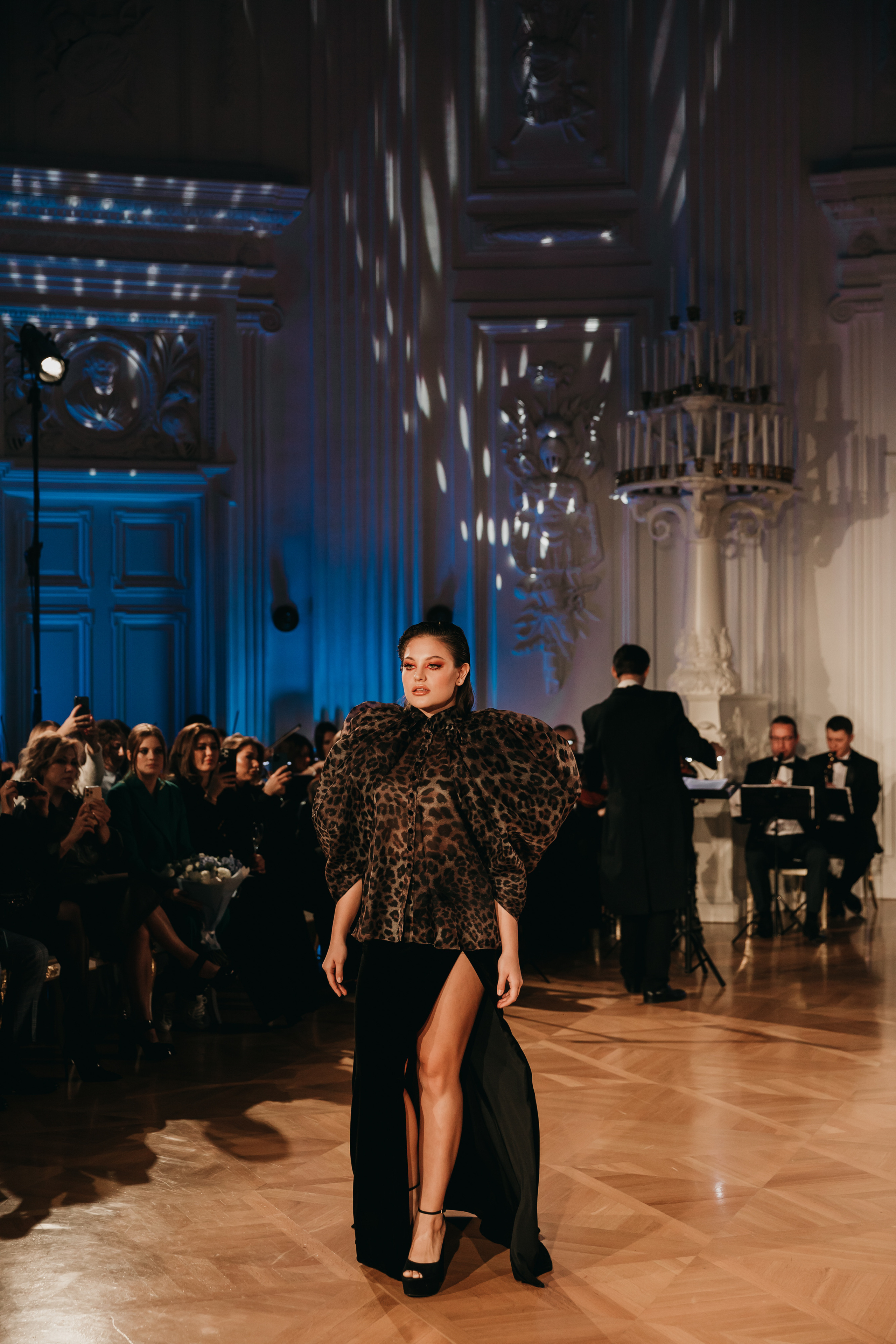 Дилара Зинатуллина на показе дизайнера Бичолла Тетрадзе в рамках Недели моды в Москве