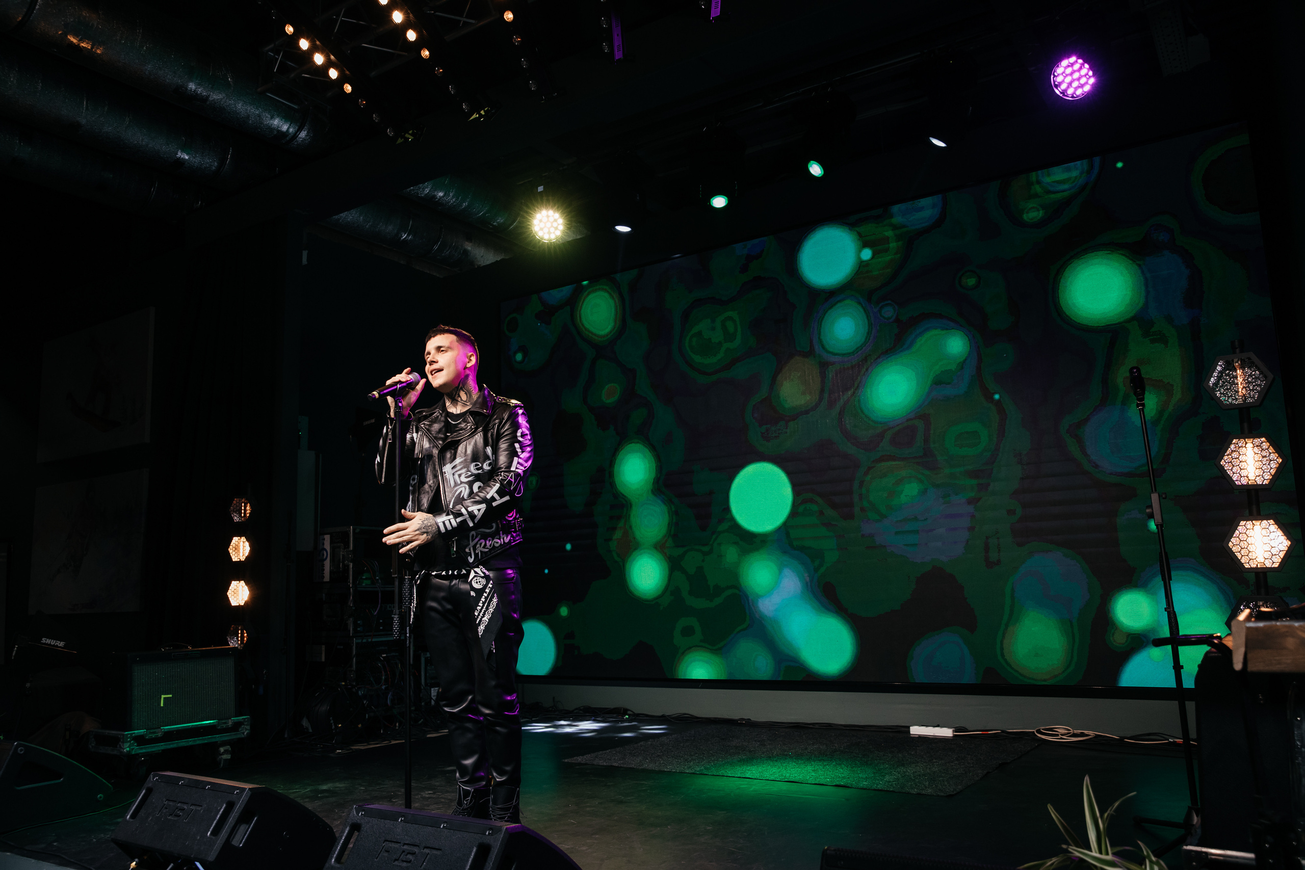 Светская презентация клипа Аделины Сотниковой и IVKA — «Сталь» Москва. «Птичка на проводе»: информационный портал в Москве