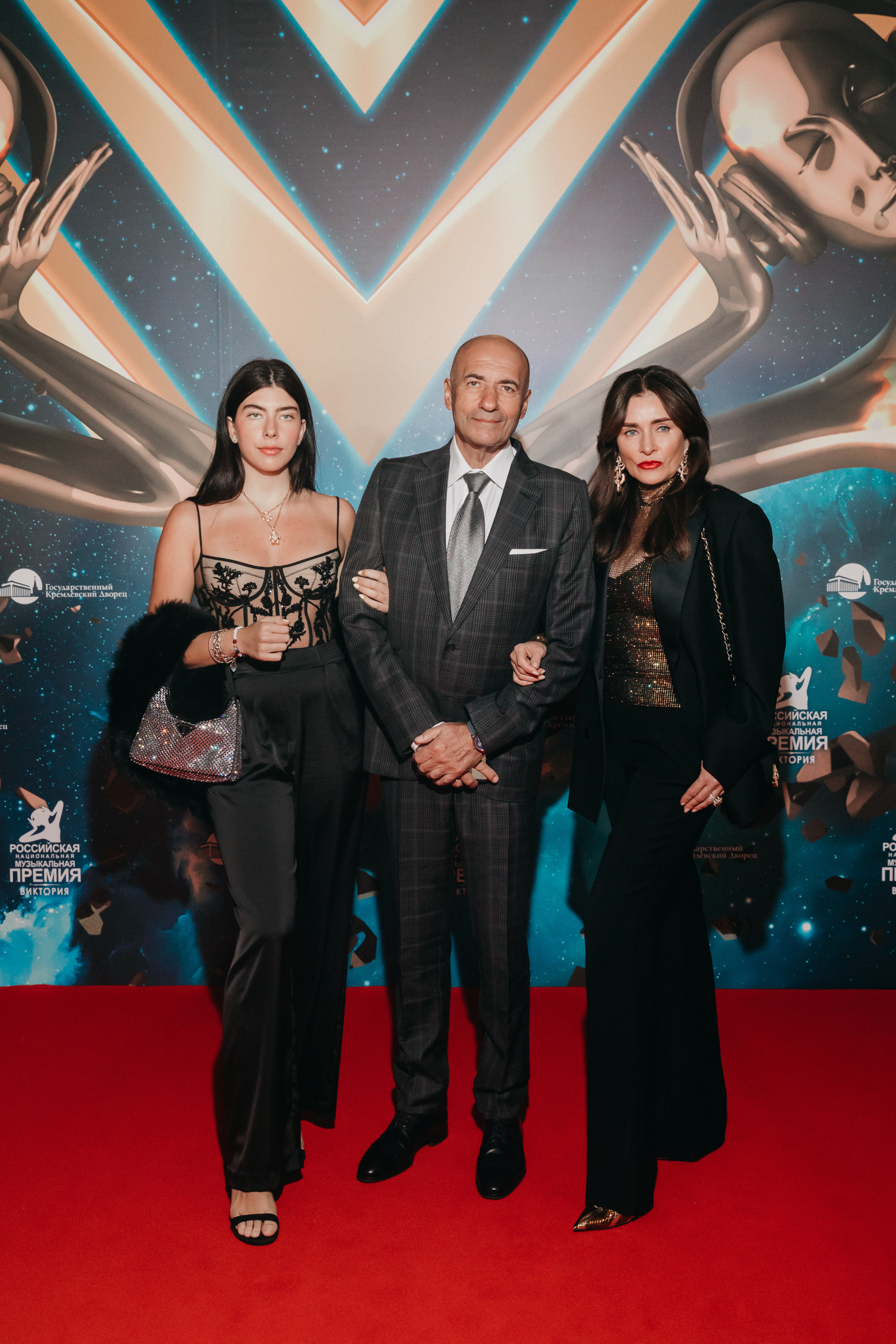 Игорь Крутой с семьей на Российской Национальной Музыкальной Премии Виктория-2021 в Москве