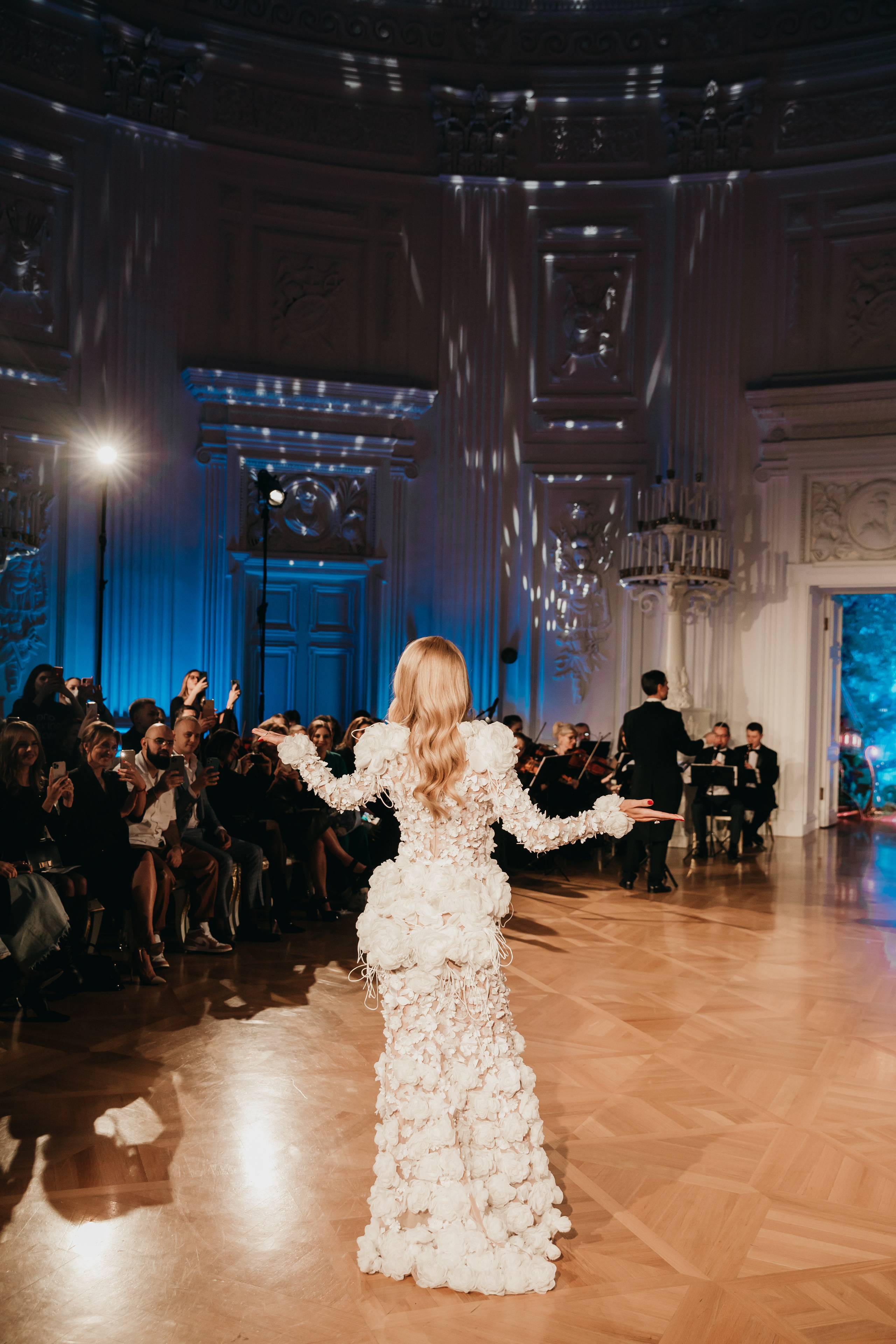 Показ дизайнера Бичолла Тетрадзе в рамках Недели моды в Москве. «Птичка на проводе»: информационный портал в Москве