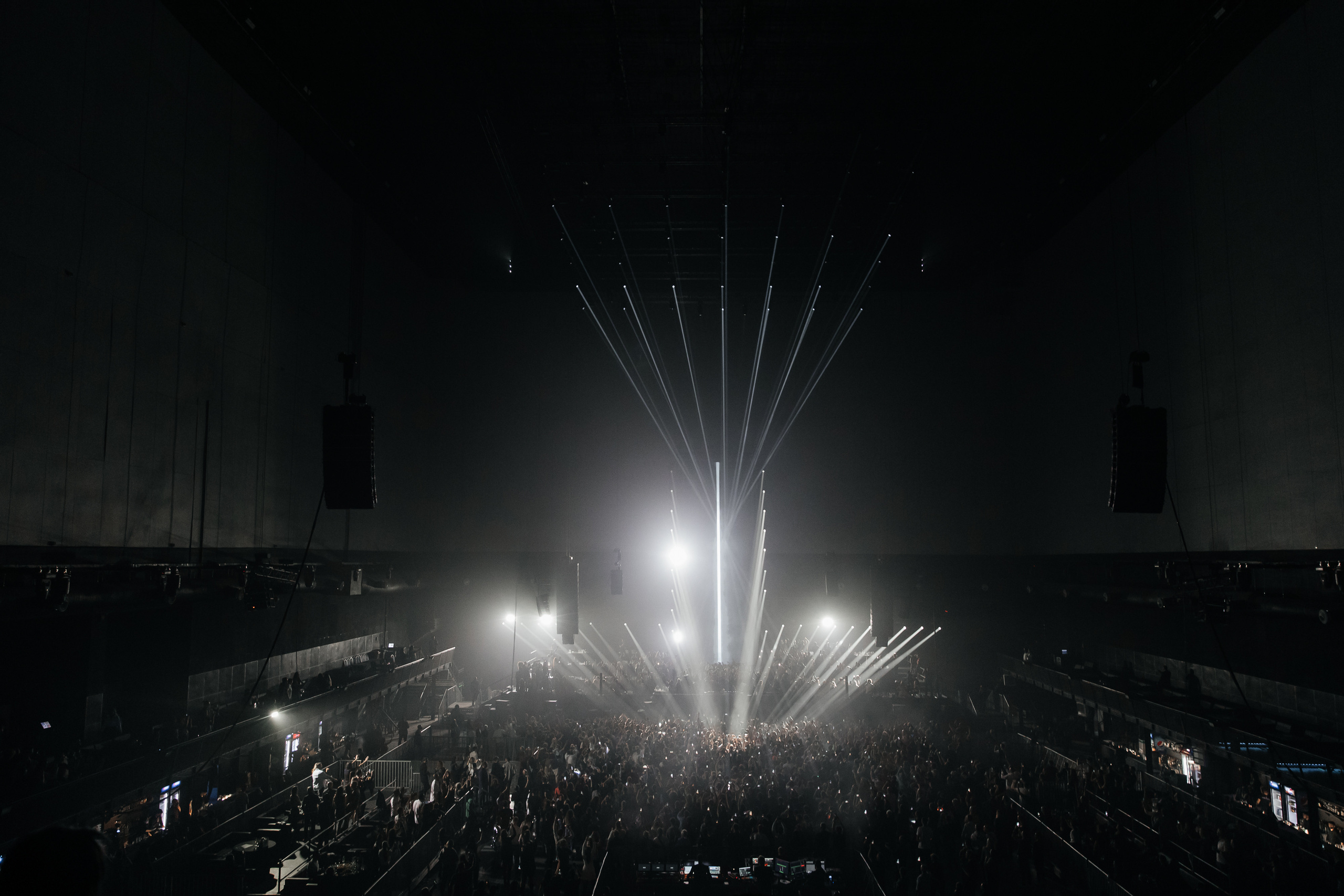 Концерт «TALE OF US» в Москве. «Птичка на проводе»: информационный портал в Москве