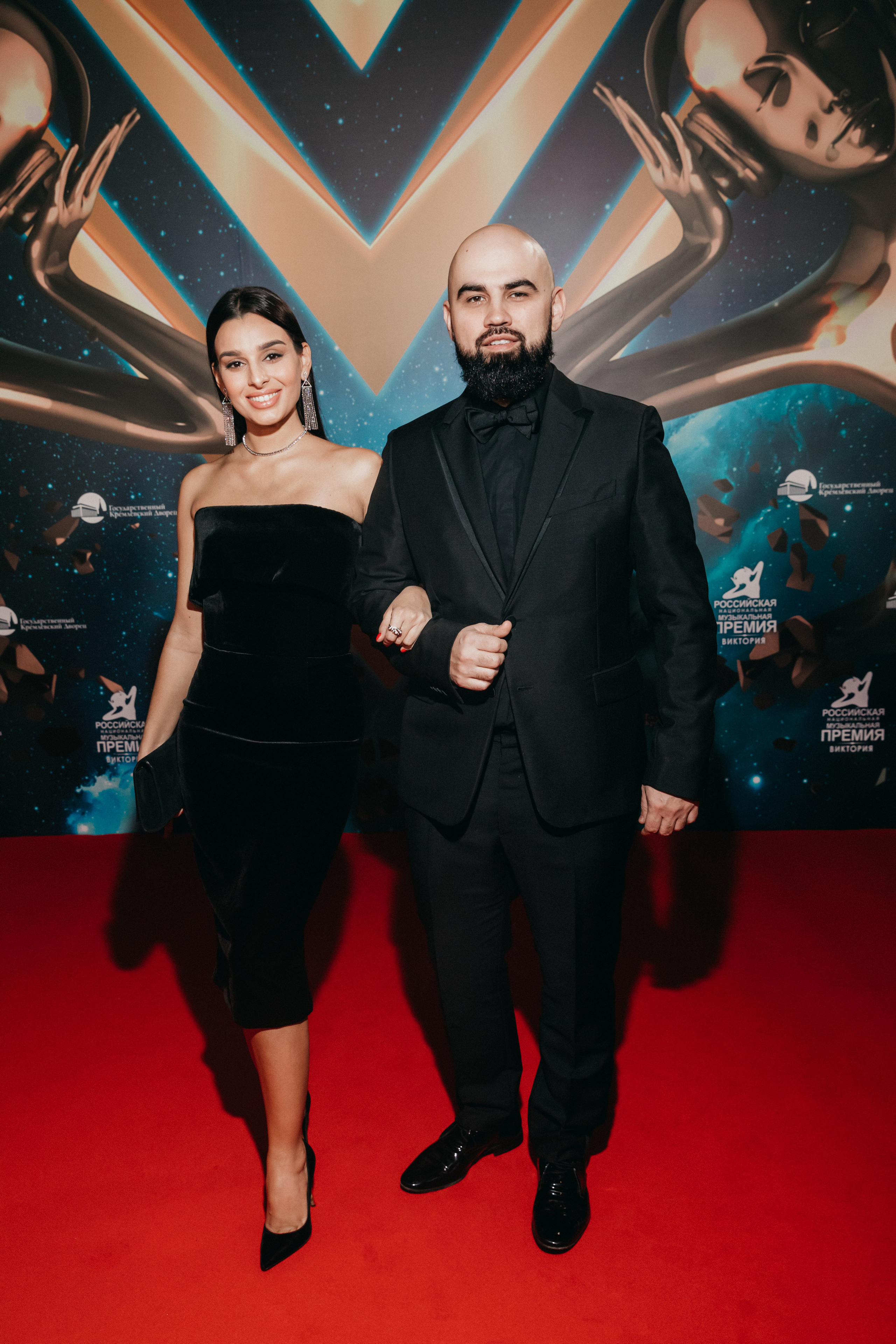 Артем Умрихин (ARTIK) с супругой на Российской Национальной Музыкальной Премии Виктория-2021 в Москве