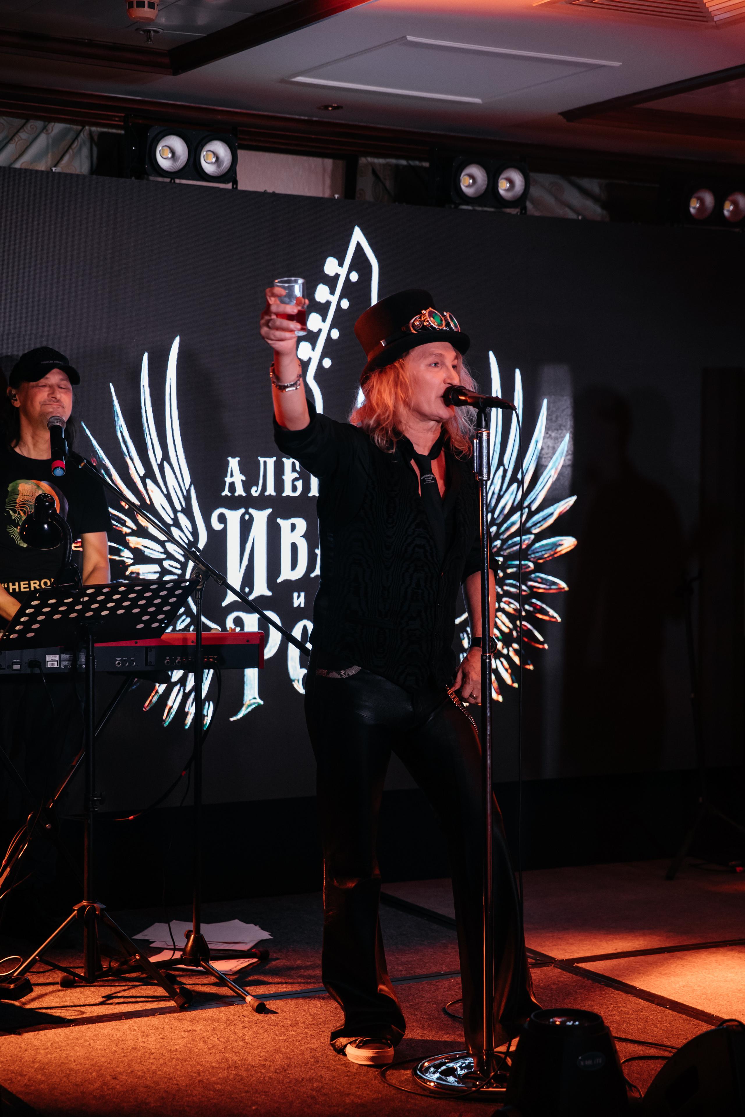 Александр Иванов и группа "Рондо" на Гала-ужине Премии Виктория 2021 в Москве