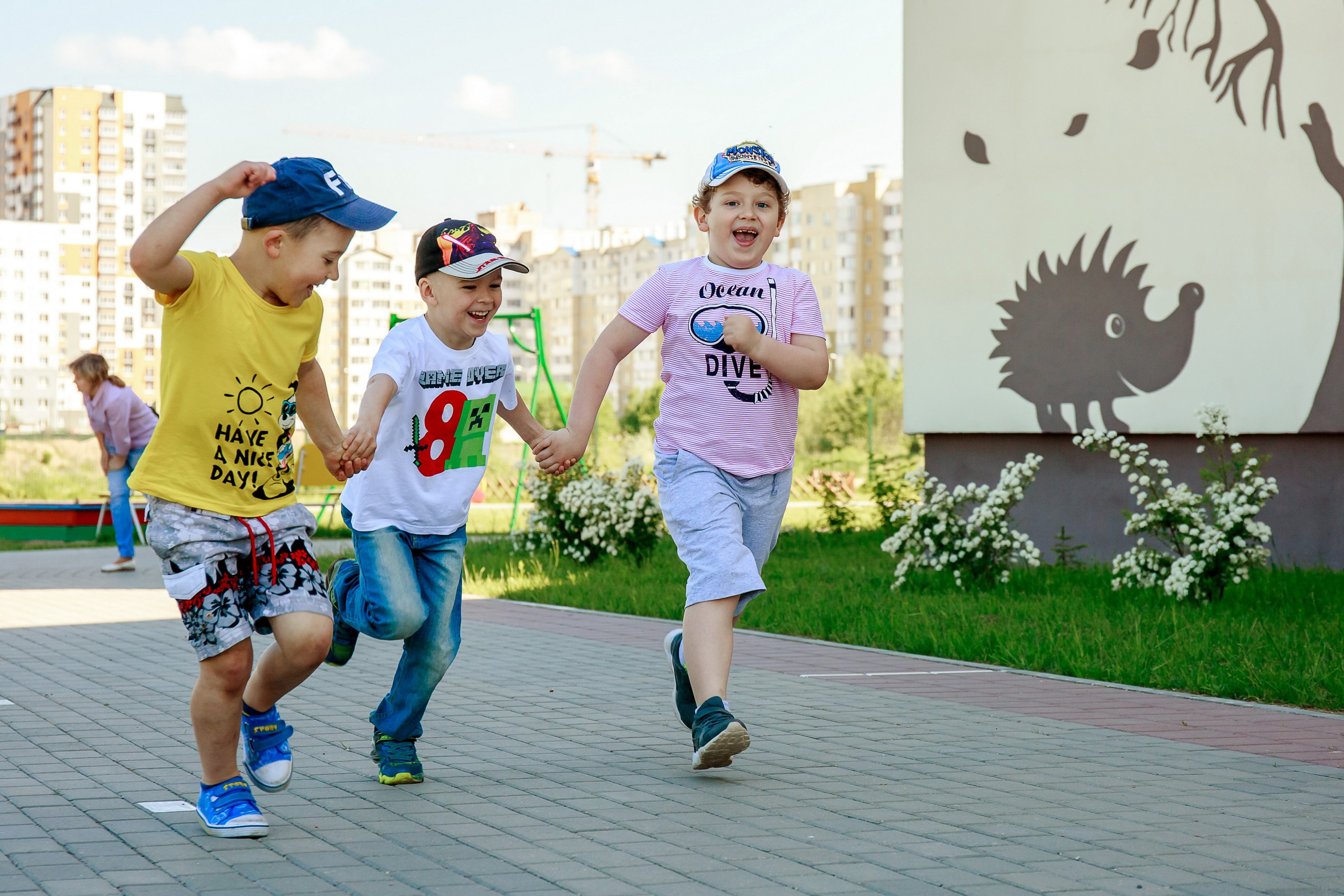 Весёлые счастливые дети бегущие по улице