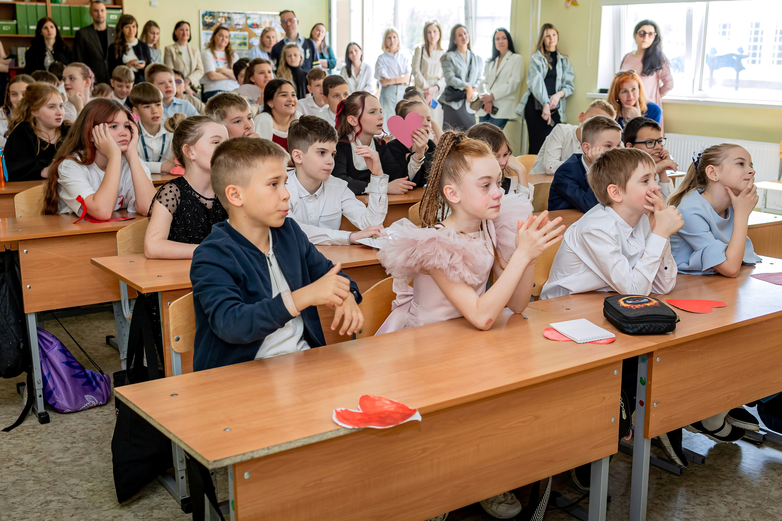Выпускной в начальной школе в классе. Фотограф и видеограф Москва. Свадебный фотограф, видеограф. Выпускные альбомы. Оживающие альбомы