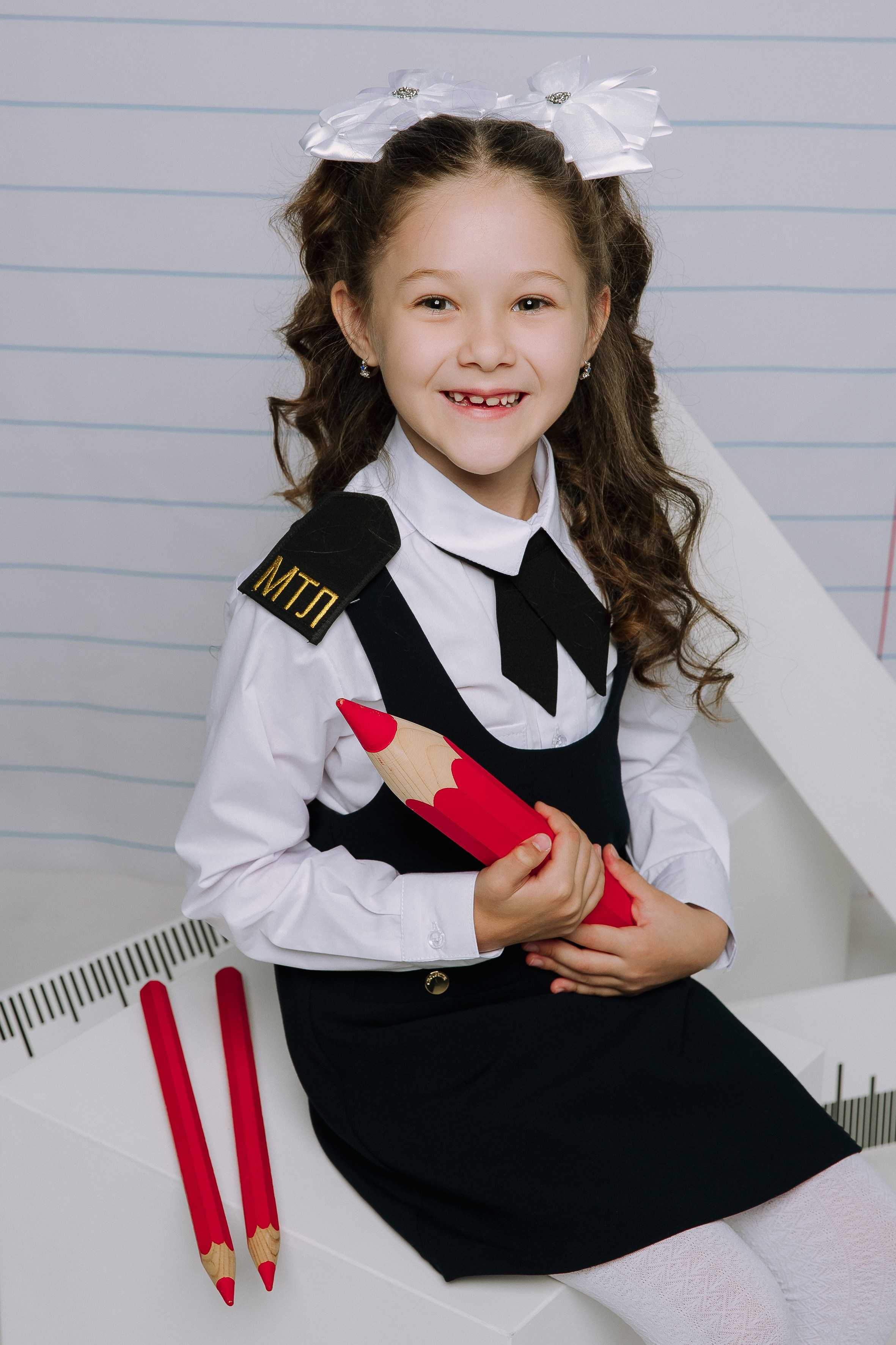 Студия- Портреты начальная школа (С реквизитом). Выпускные альбомы Натальи Бутко: Новороссийск, Анапа, Геленджик