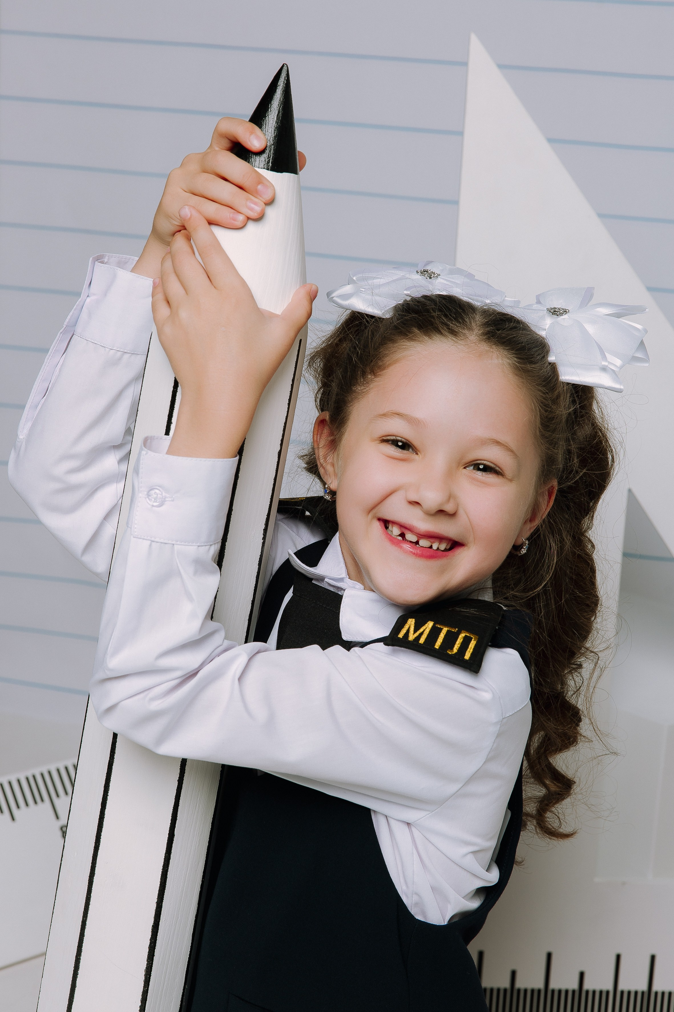 Студия- Портреты начальная школа (С реквизитом). Выпускные альбомы Натальи Бутко: Новороссийск, Анапа, Геленджик