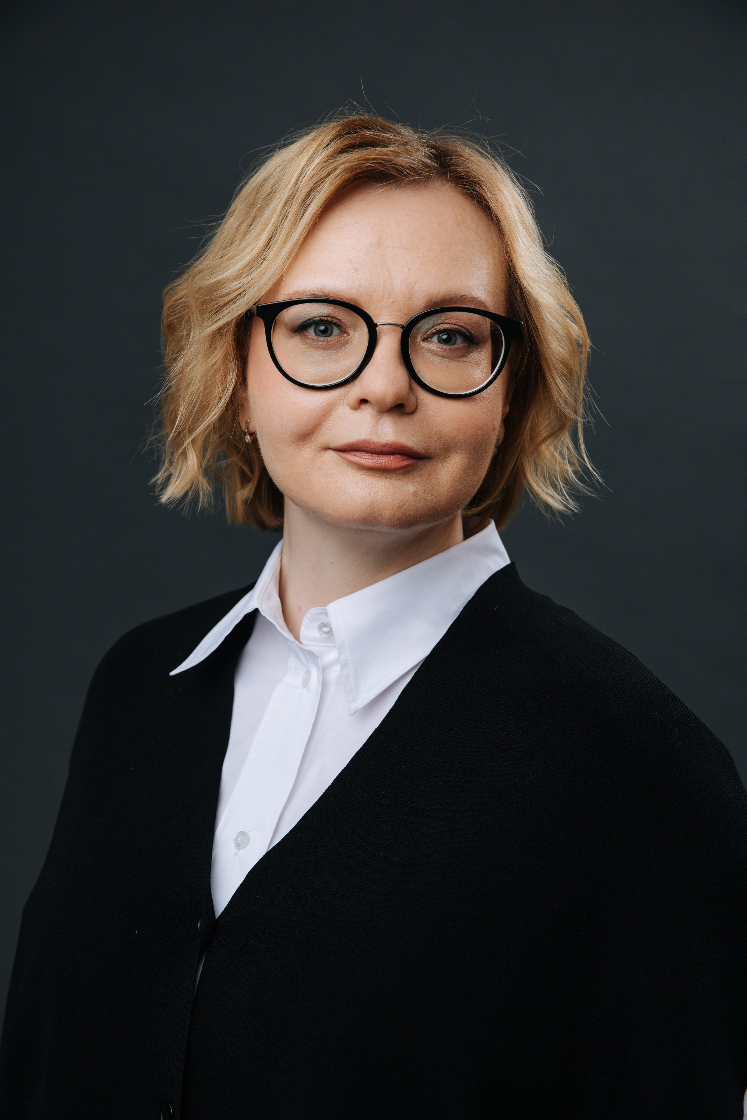 Деловой портрет сотрудника компании в студии — женщина в деловом образе на сером фоне, корпоративная фотосессия Москва