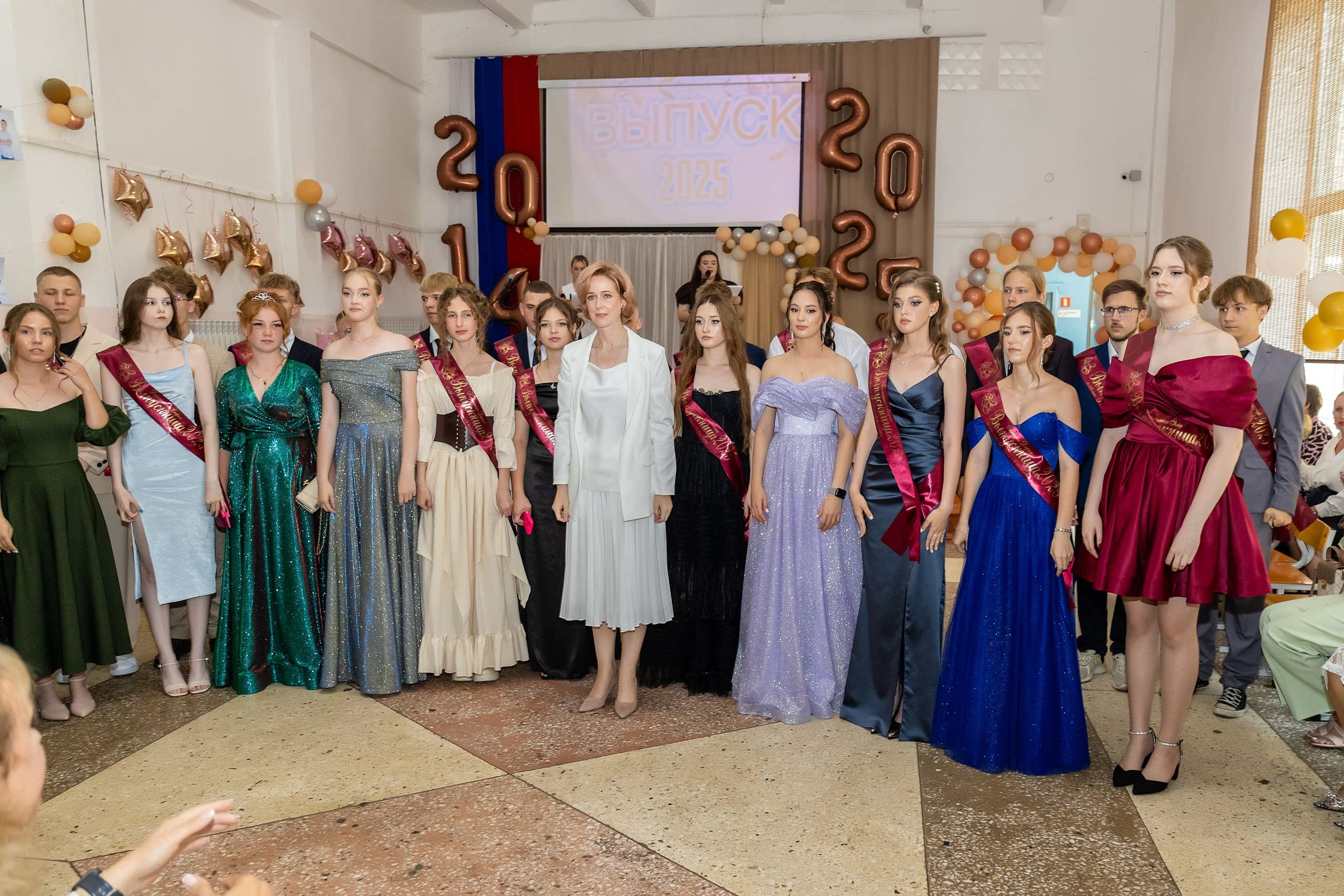 Выпускной. Школа 22, 11 класс. Стильный выпускной альбом Владивосток фотограф Вероника Мигачева