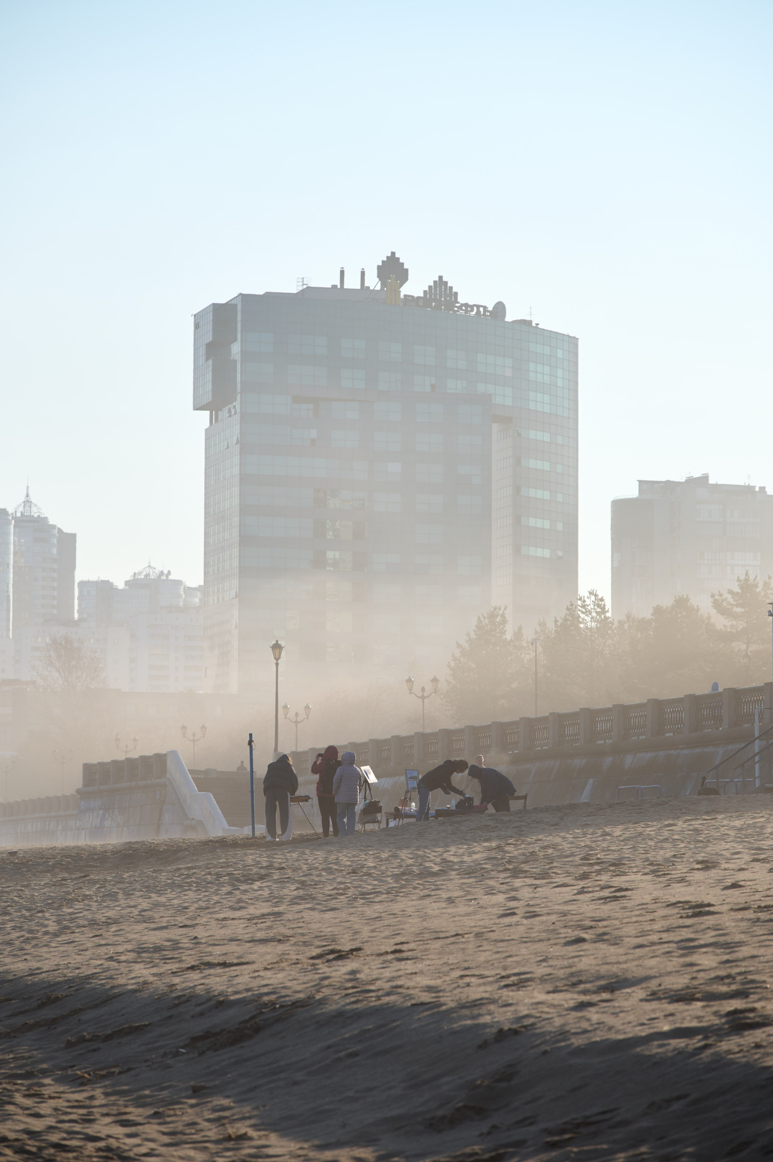 Туман на набережной Волги в Самаре, 8 апреля 2025 года