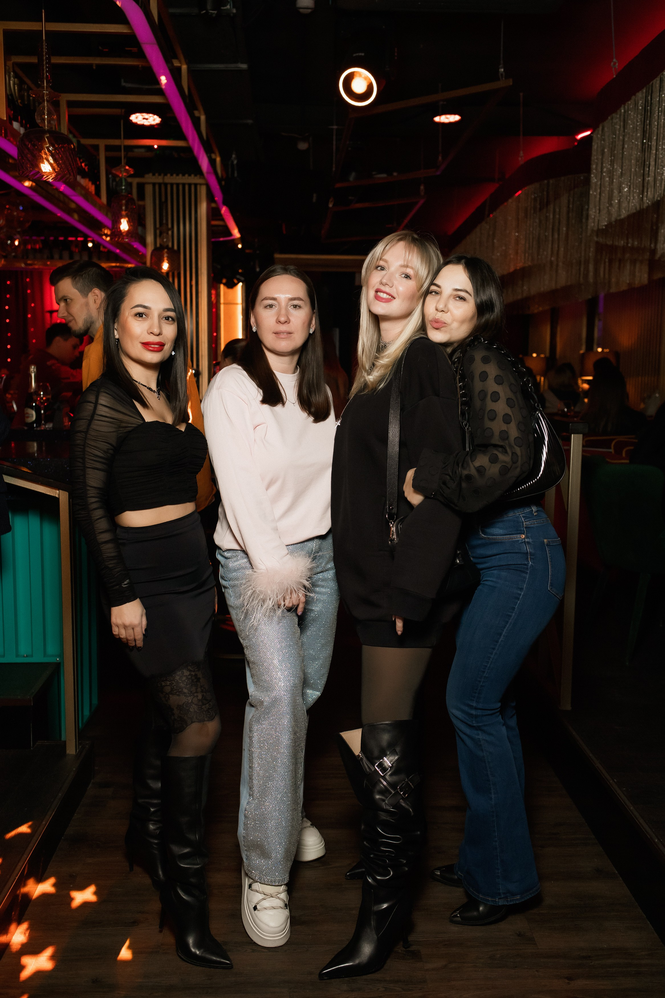 YANA URBAN: сольный концерт в «Анжелика Wineroom». СВОИ. ФОТООТЧЕТЫ-СОБЫТИЯ-МЕСТА