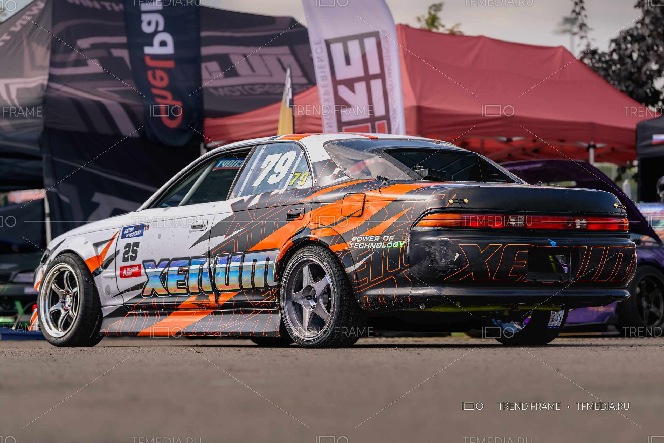 Дрифт-машина Xenum с ярким гоночным дизайном