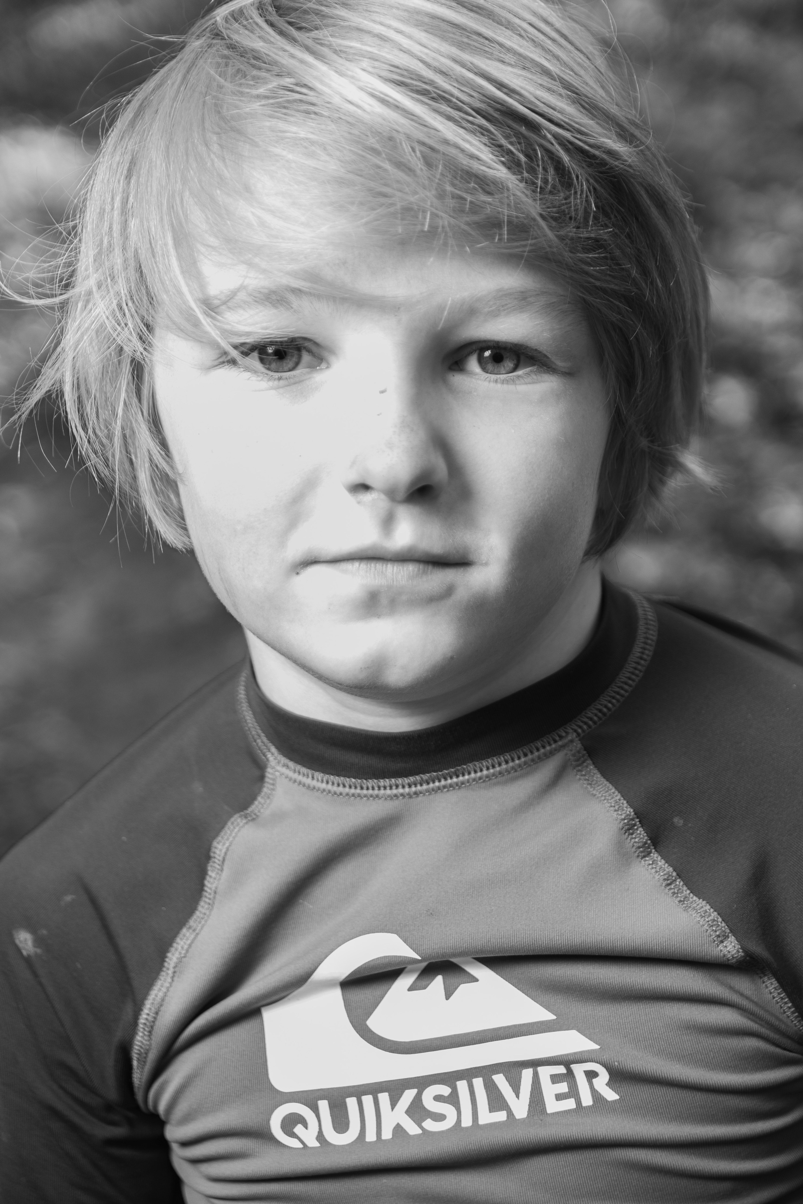 На фотографии подросток который играет в лесу