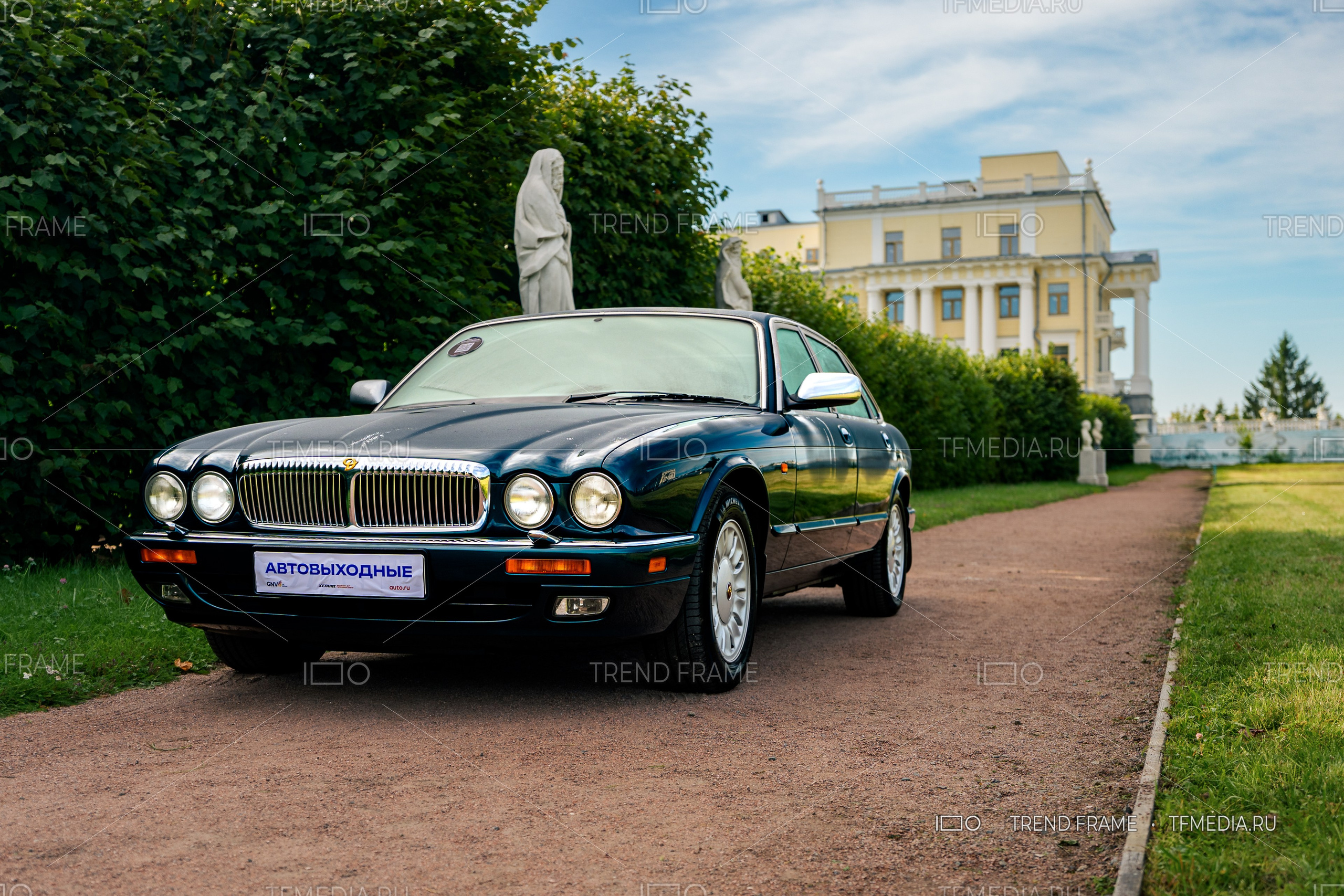 Jaguar XJ на фестивале Автовыходные 2025 в усадьбе Архангельское