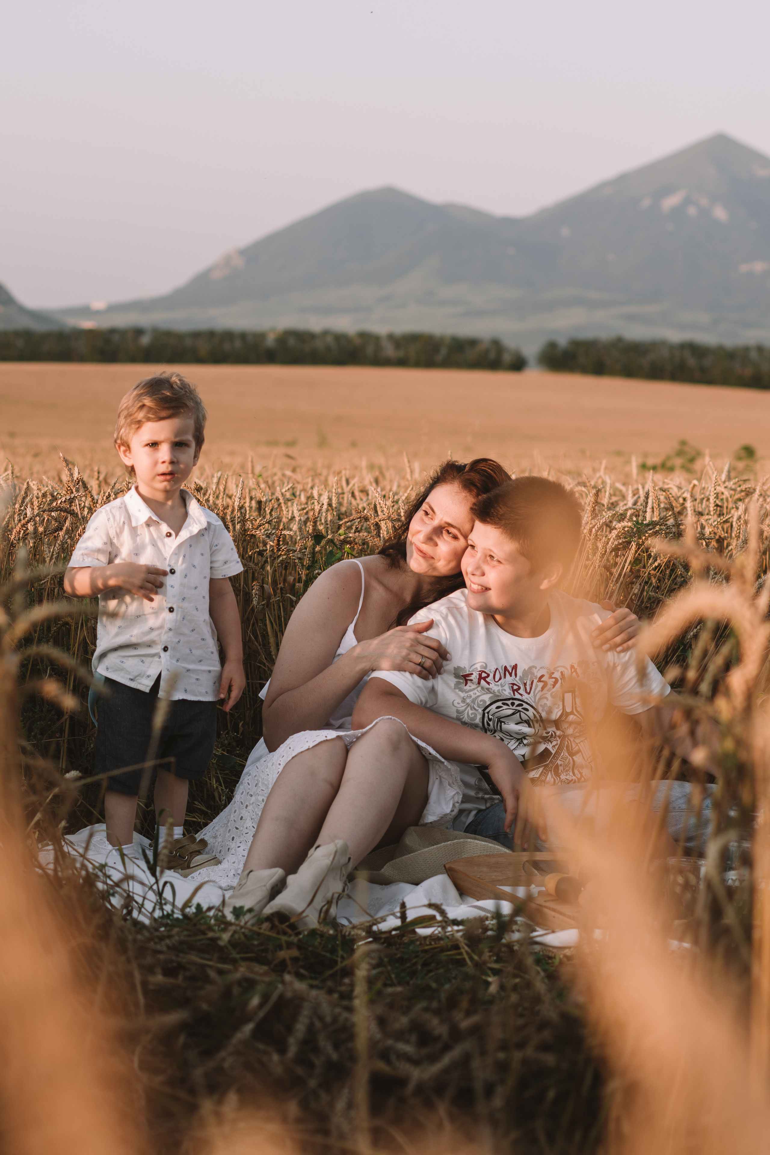 Александра и сыновья. Фотосессия в пшеничном поле. Семейный фотограф Пятигорск, Кисловодск, Эльбрус. Марина Вяликова