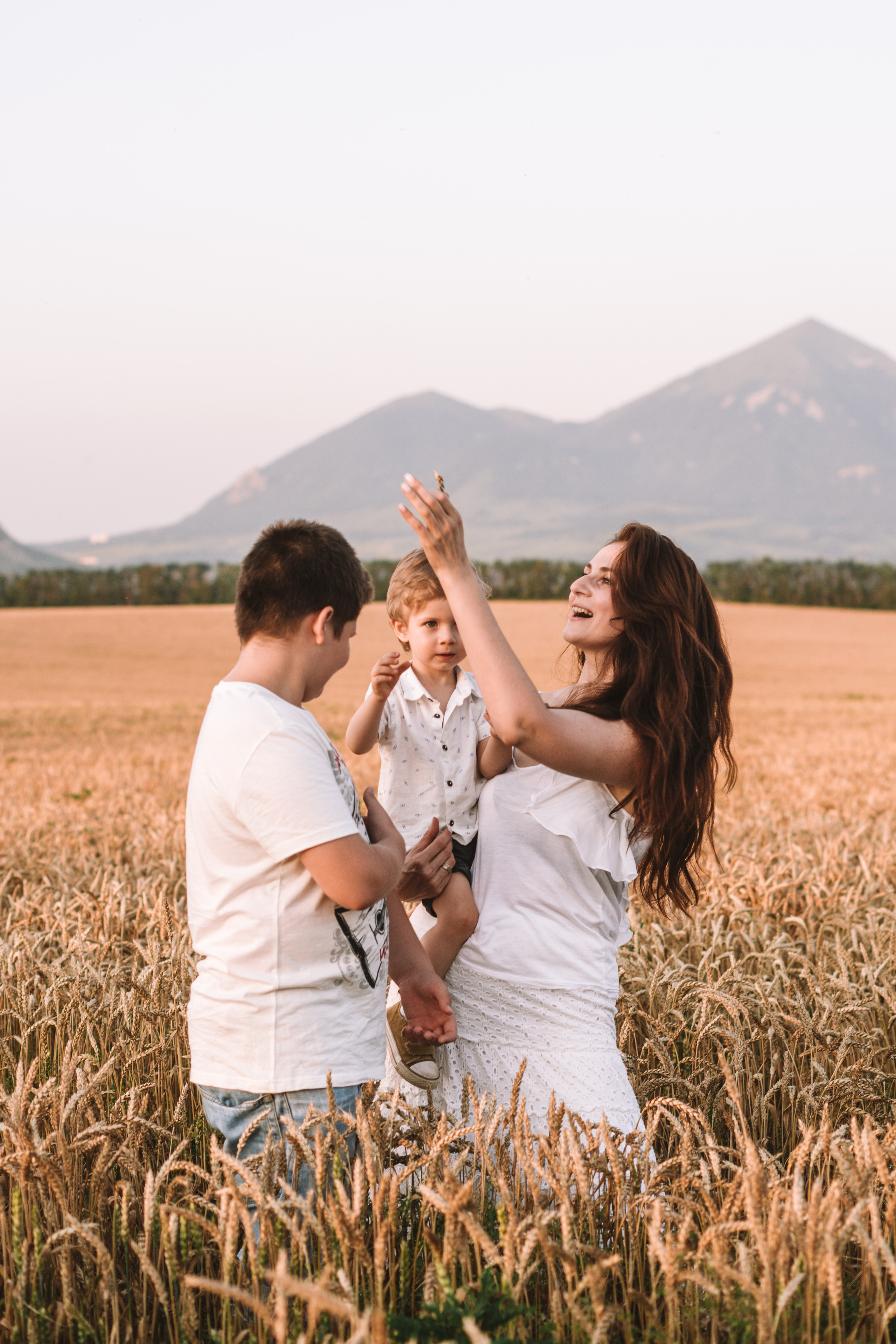 Александра и сыновья. Фотосессия в пшеничном поле. Семейный фотограф Пятигорск, Кисловодск, Эльбрус. Марина Вяликова