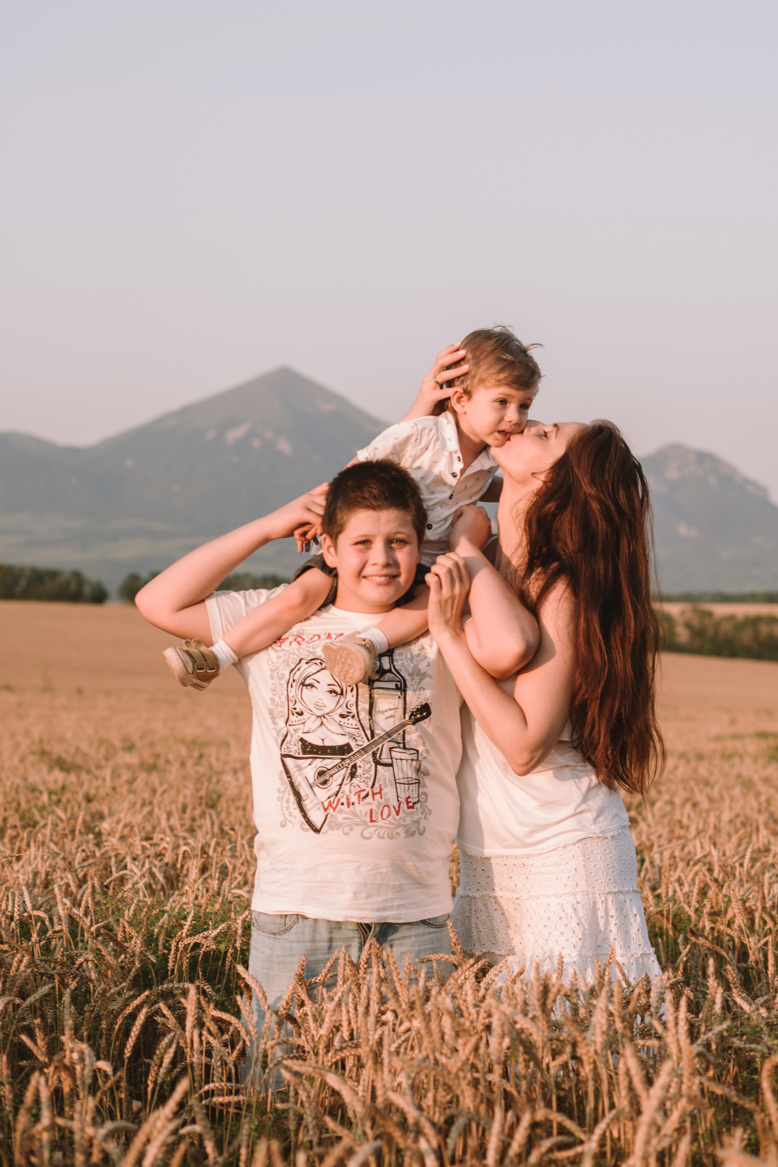 Александра и сыновья. Фотосессия в пшеничном поле. Семейный фотограф Пятигорск, Кисловодск, Эльбрус. Марина Вяликова