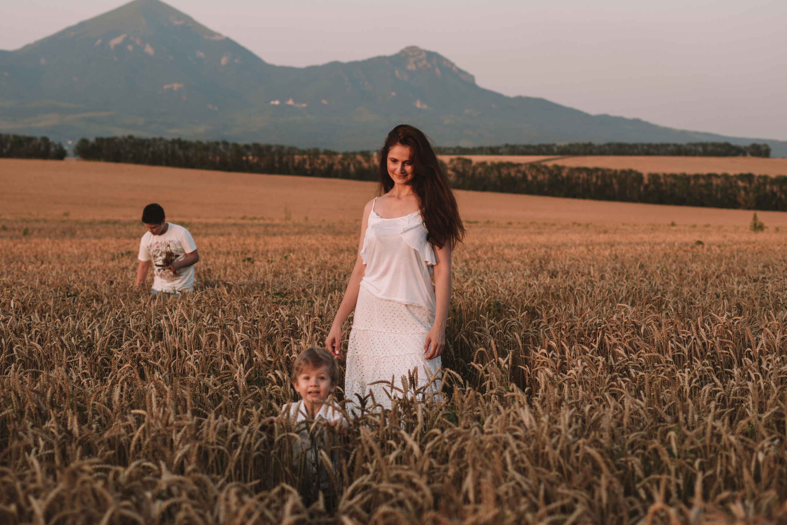 Александра и сыновья. Фотосессия в пшеничном поле. Семейный фотограф Пятигорск, Кисловодск, Эльбрус. Марина Вяликова