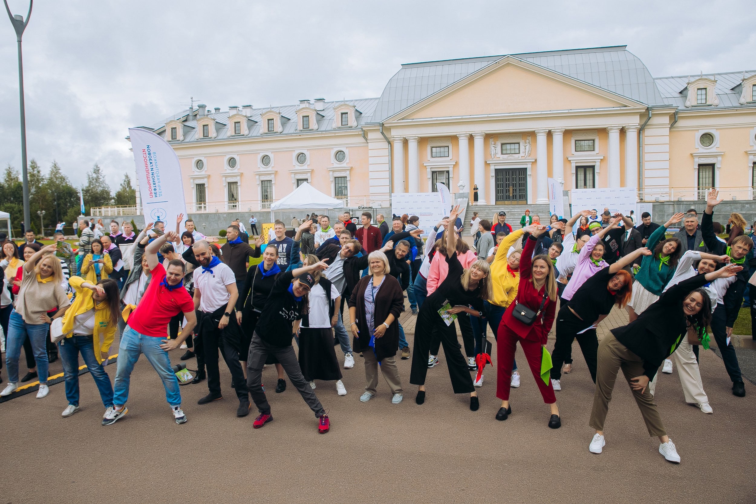 Команда на площадке перед зданием