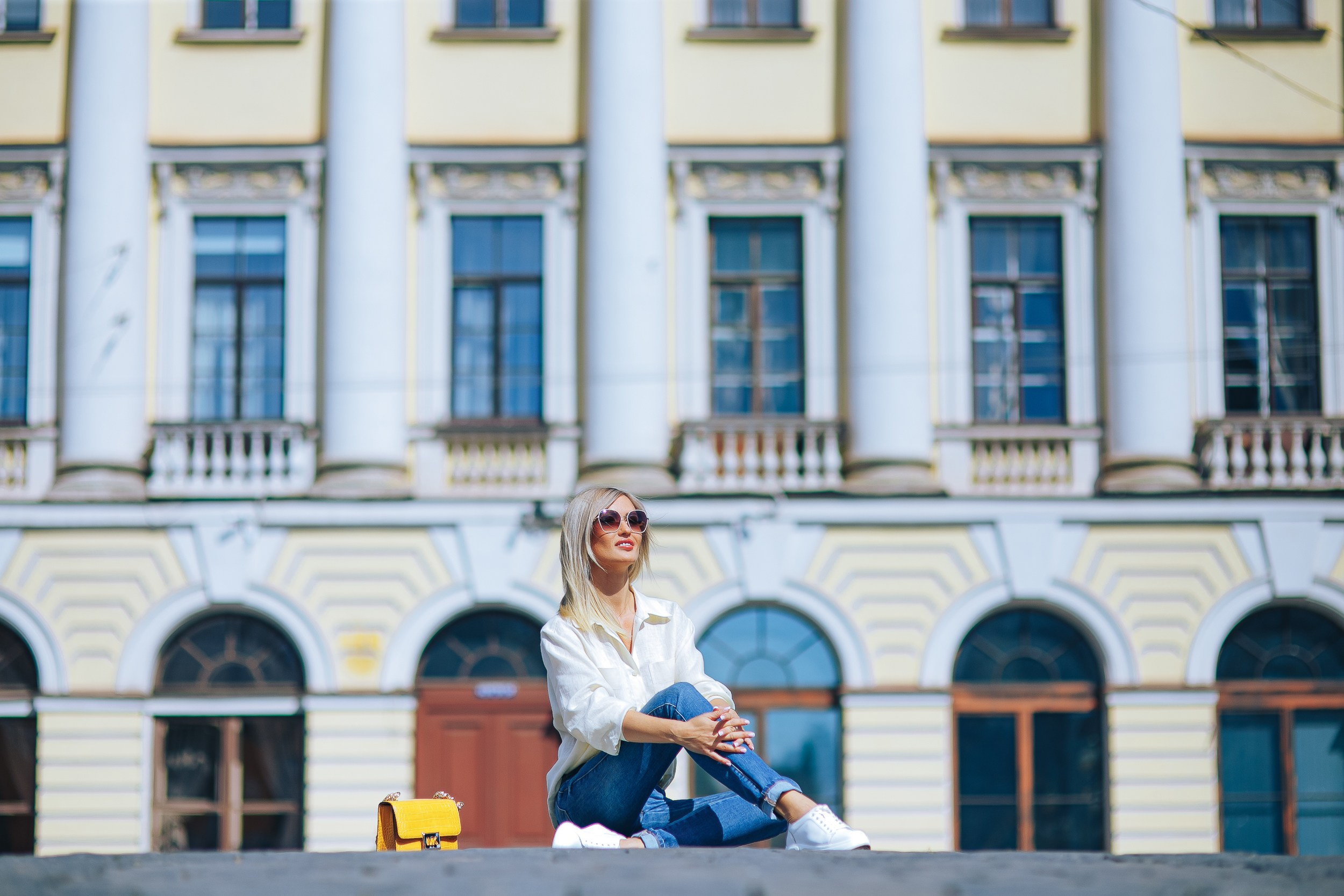 Анна на фоне петербургского фасада