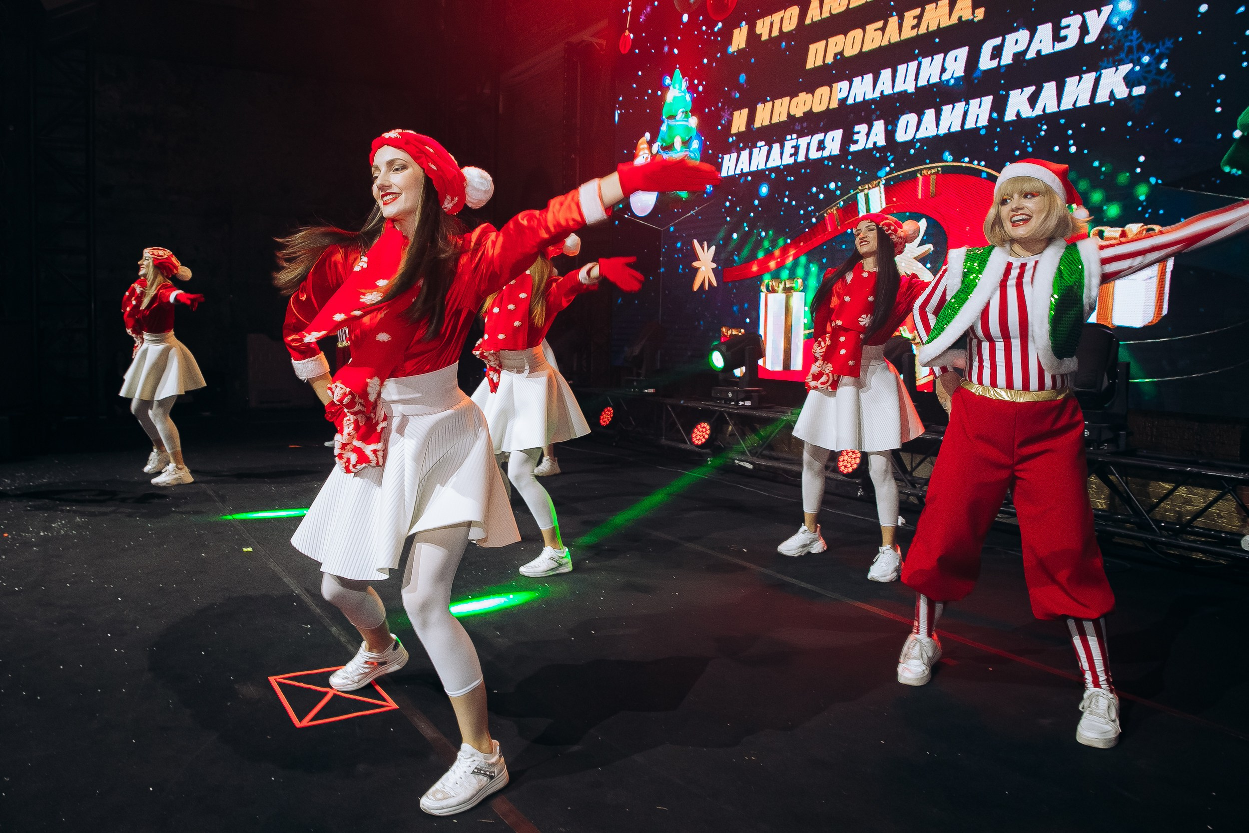 Танцевальный номер в красно-белых костюмах
