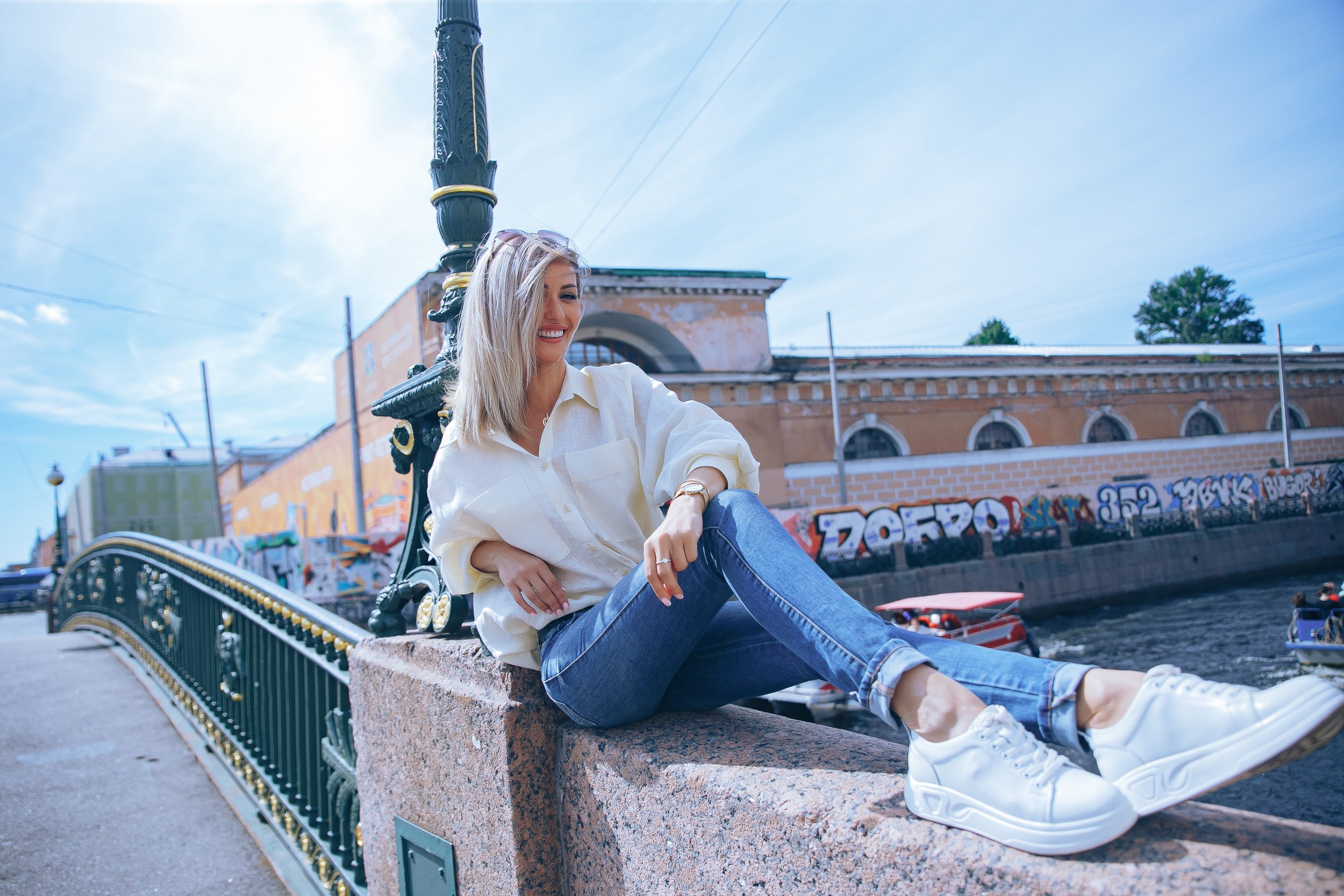 Анна на парапете набережной