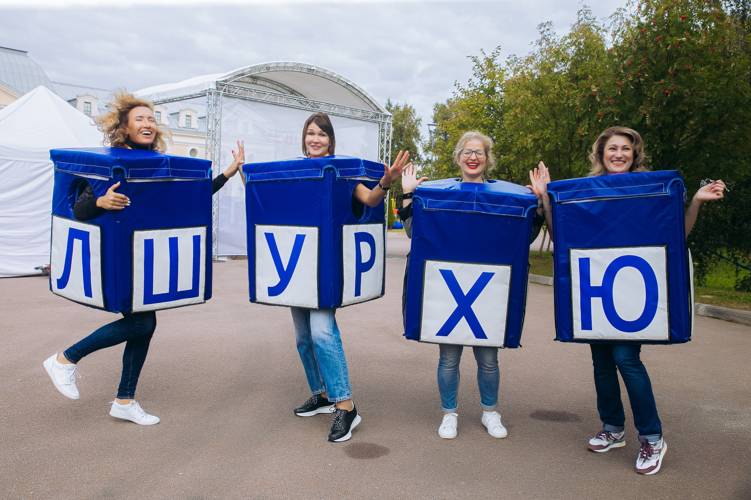 Участницы выполняют командное задание