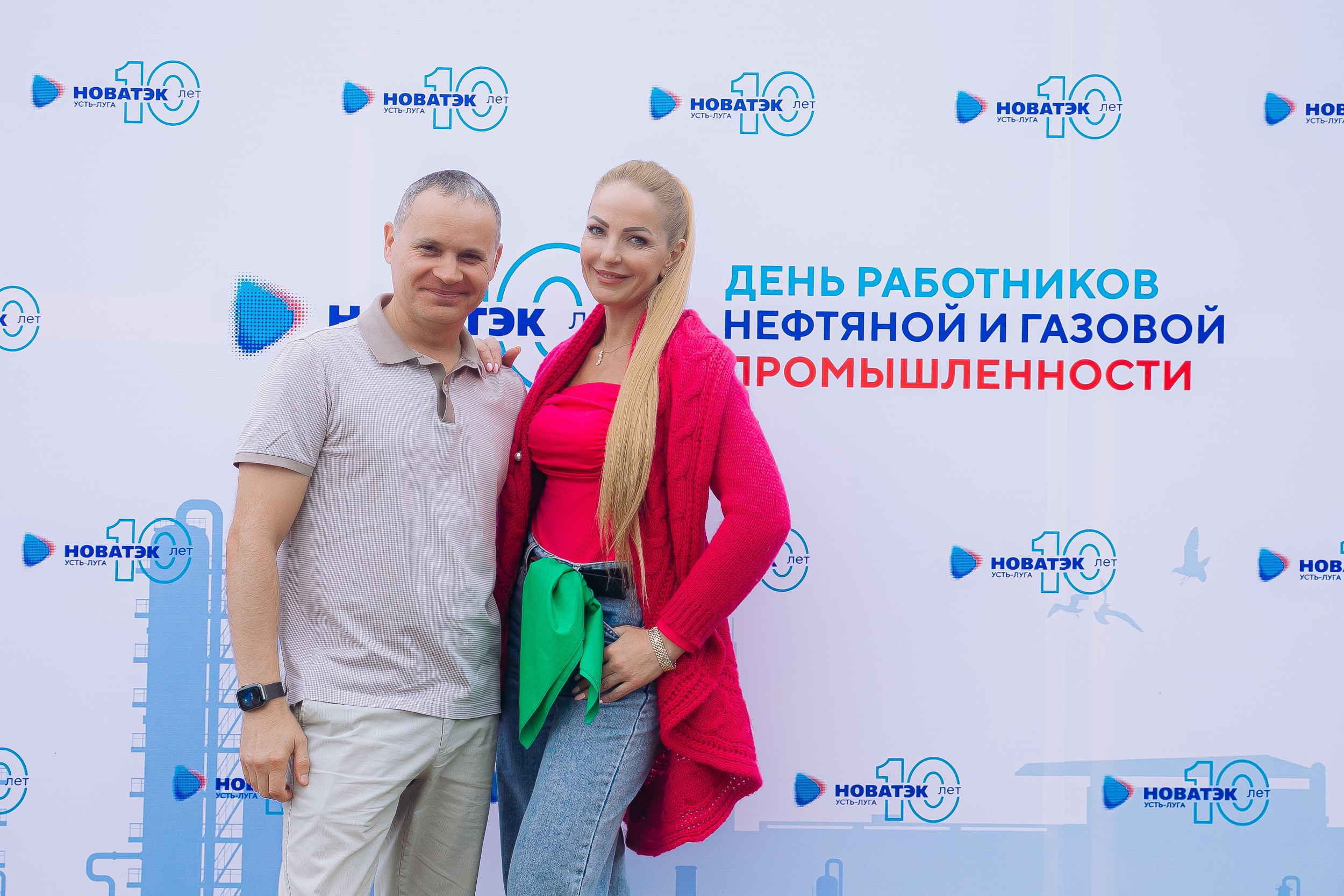 Гости у пресс-волла корпоративного праздника НОВАТЭК