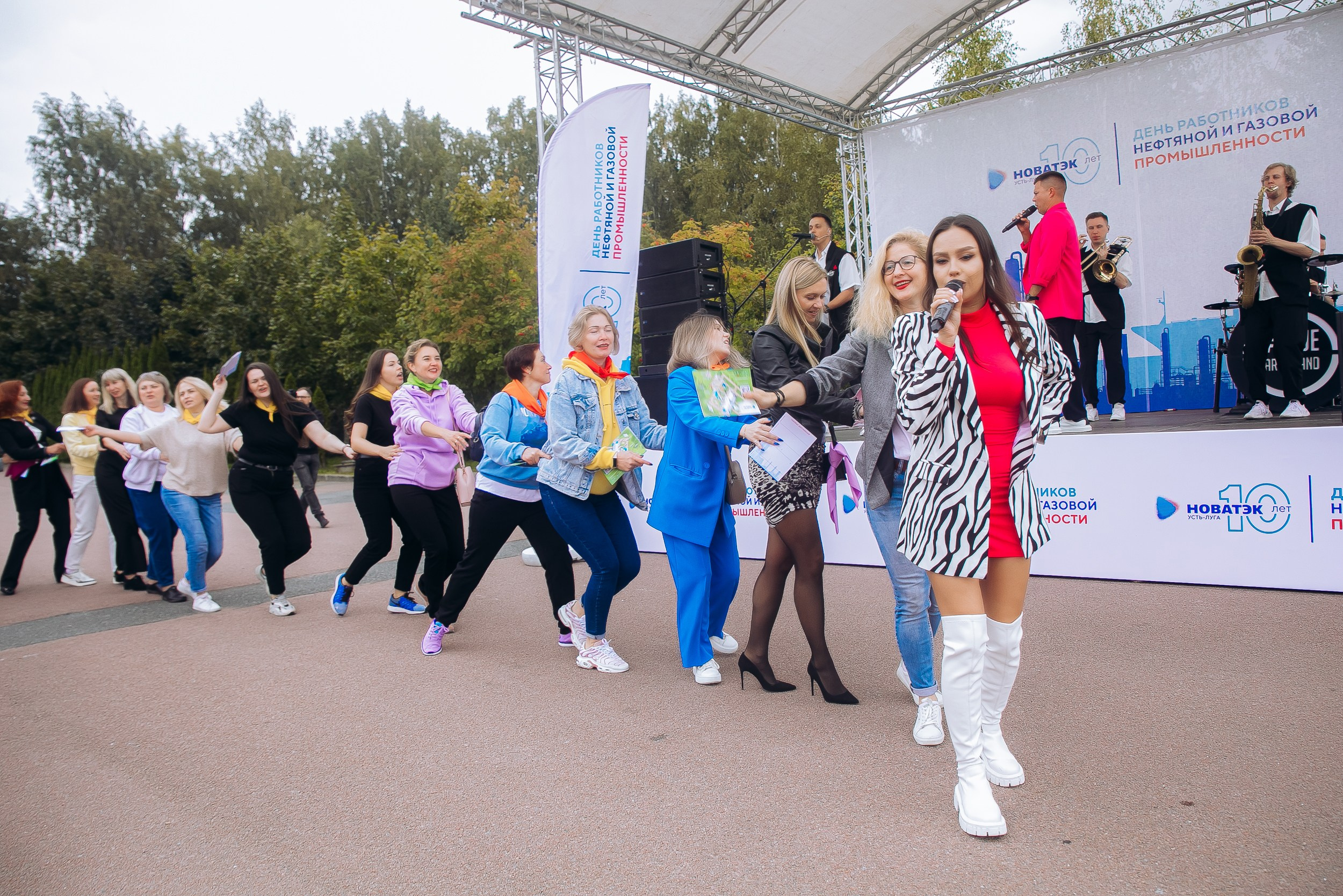 Участницы на открытии праздника